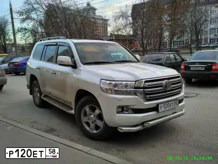 Фото автомобиля TOYOTA LANDCRUISER 200, 2016 — госномер Р120ЕТ58. Цвет: БЕЛЫЙ