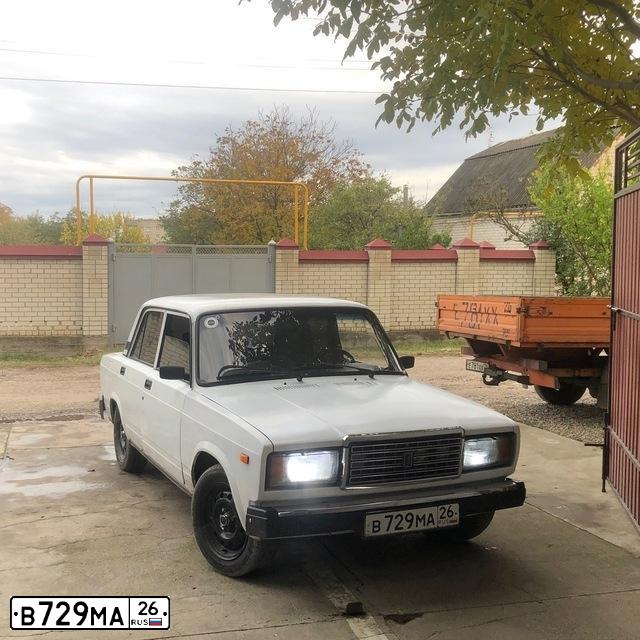 Фото автомобиля LADA 2107, 2007 — госномер В729МА26. Цвет: ЯРКО-БЕЛЫЙ