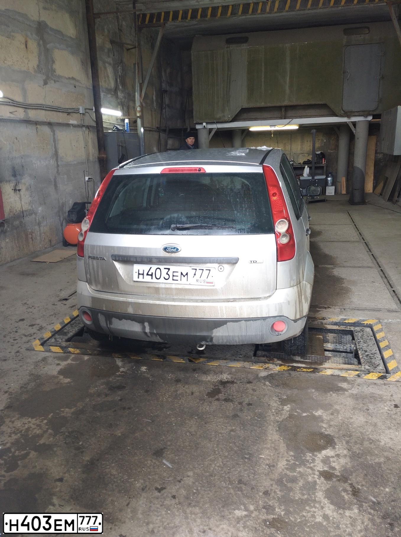 Фото автомобиля FORD FIESTA, 2007 — госномер М332НР82. Цвет: СЕРЫЙ