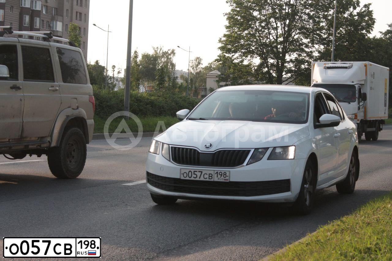 Фото автомобиля SKODA OCTAVIA, 2017 — госномер О057СВ198. Цвет: БЕЛЫЙ