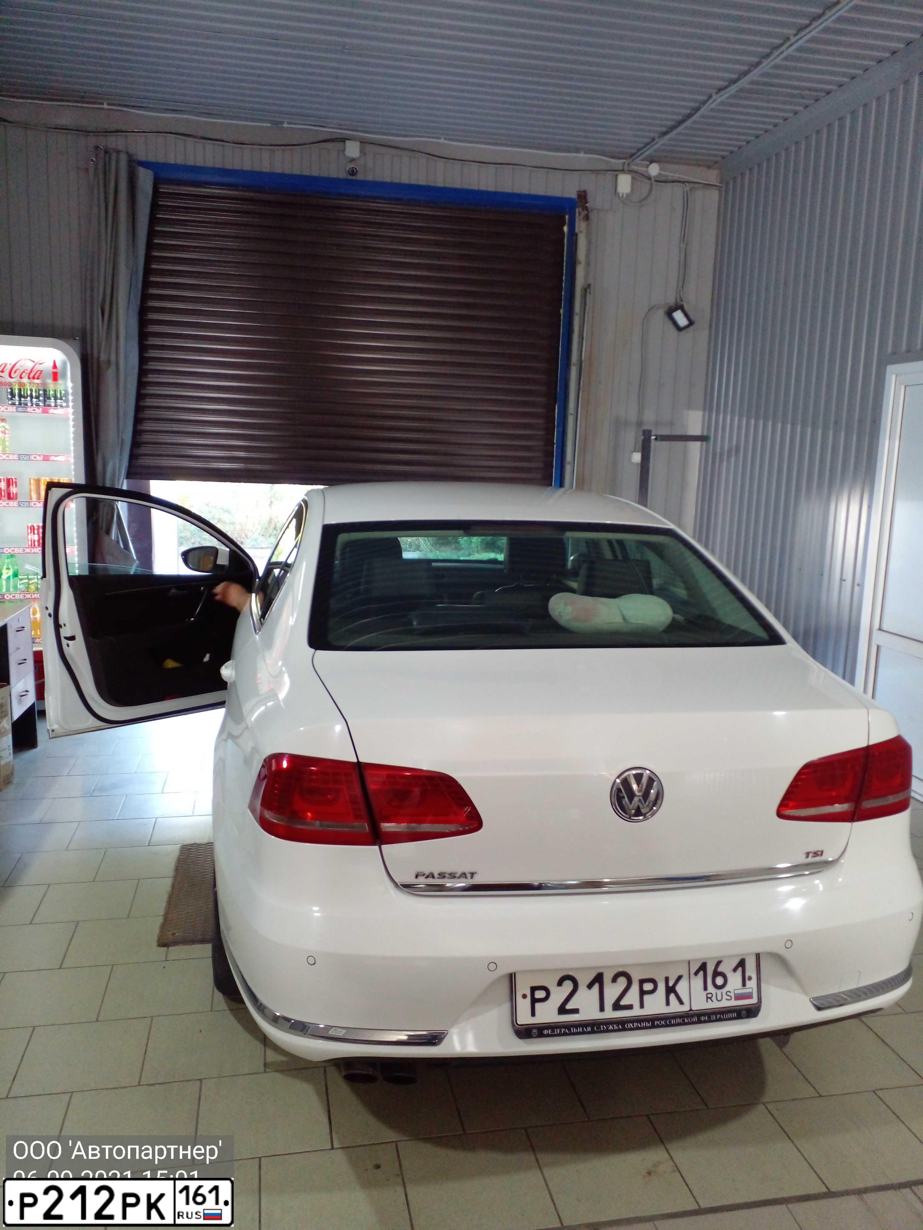 Фото автомобиля VOLKSWAGEN PASSAT, 2013 — госномер Р212РК161. Цвет: БЕЛЫЙ
