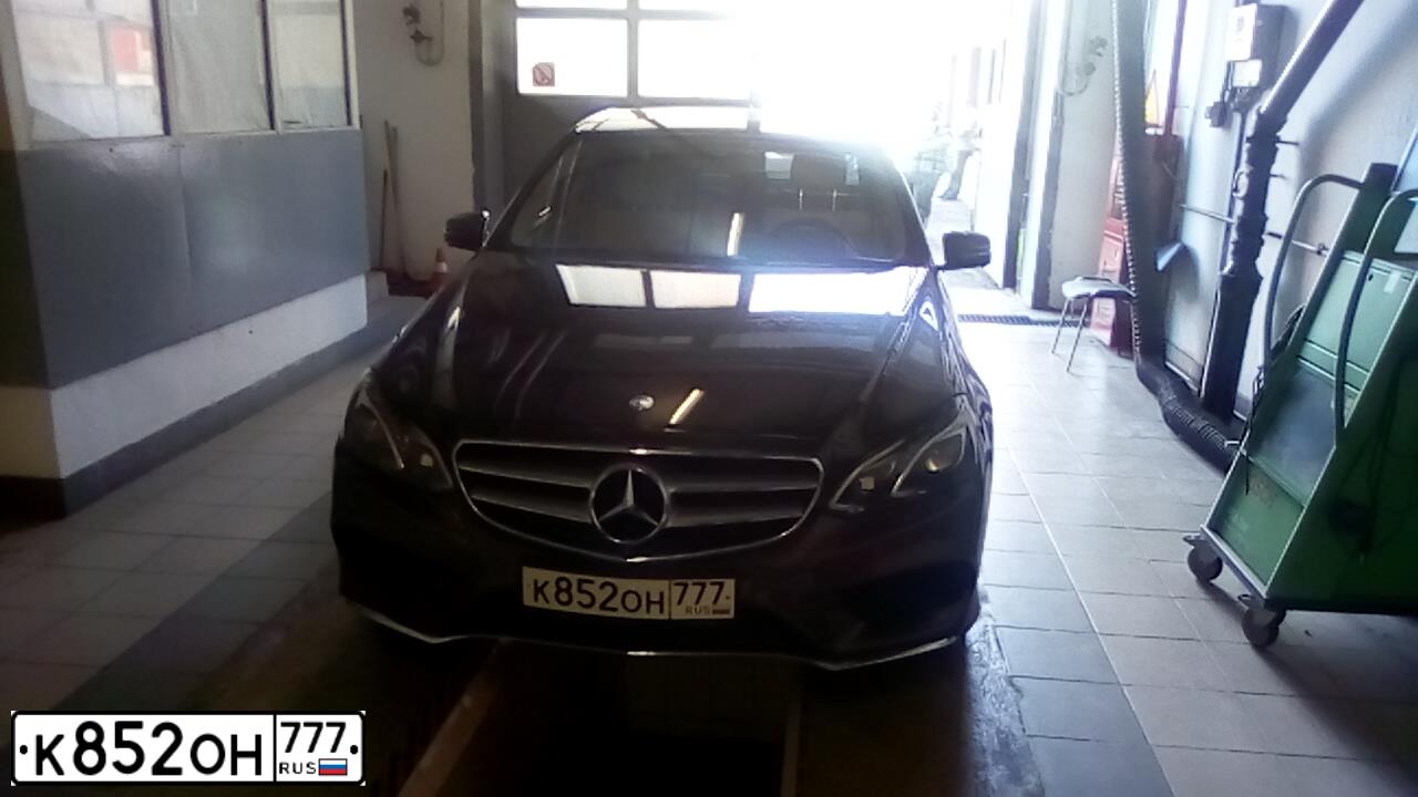 Фото автомобиля MERCEDES E-KLASSE, 2015 — госномер Н985МК977. Цвет: Коричневый