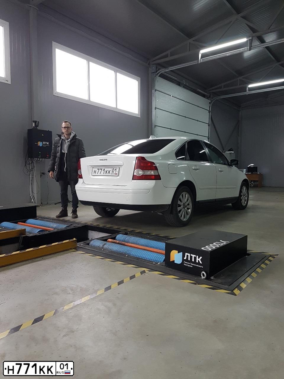 Фото автомобиля VOLVO S40, 2006 — госномер Н771КК01. Цвет: Белый