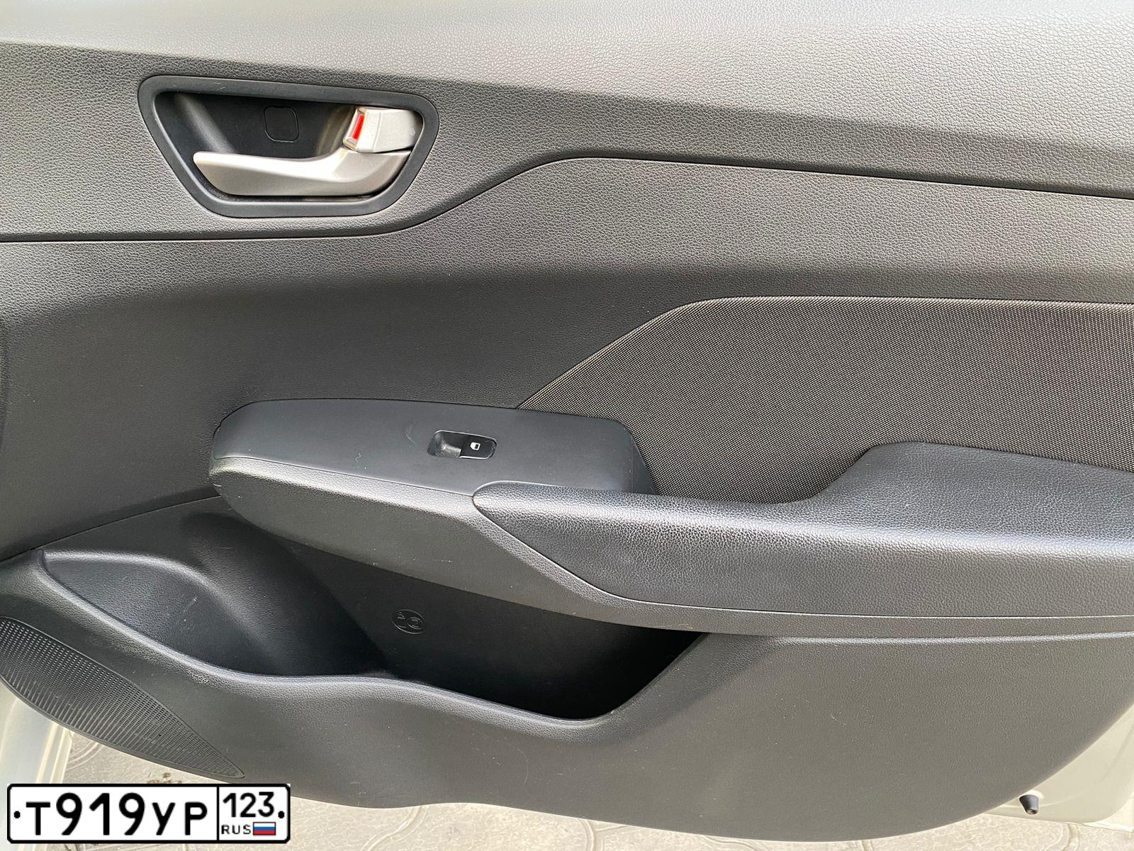 Фото автомобиля HYUNDAI SOLARIS, 2018 — госномер Т709НУ03. Цвет: БЕЖЕВЫЙ