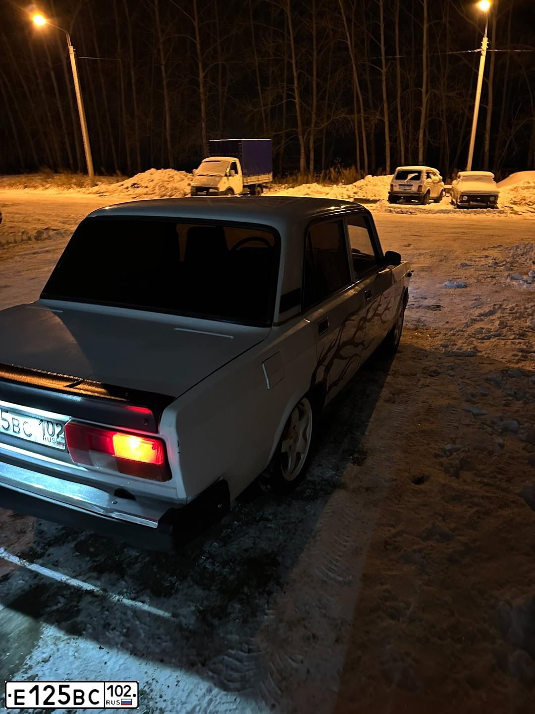 Фото автомобиля LADA 2107, 2007 — госномер Е125ВС102. Цвет: ЯРКО-БЕЛЫЙ