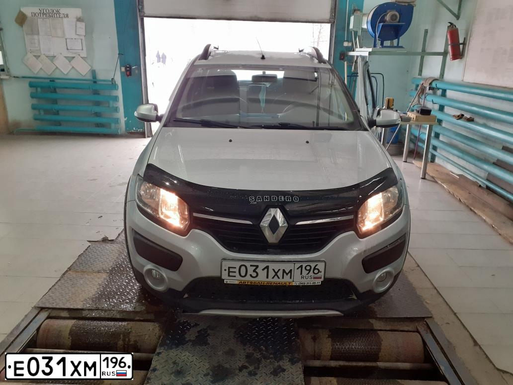 Фото автомобиля RENAULT SANDERO, 2017 — госномер Е031ХМ196. Цвет: СВЕТЛО-СЕРЫЙ