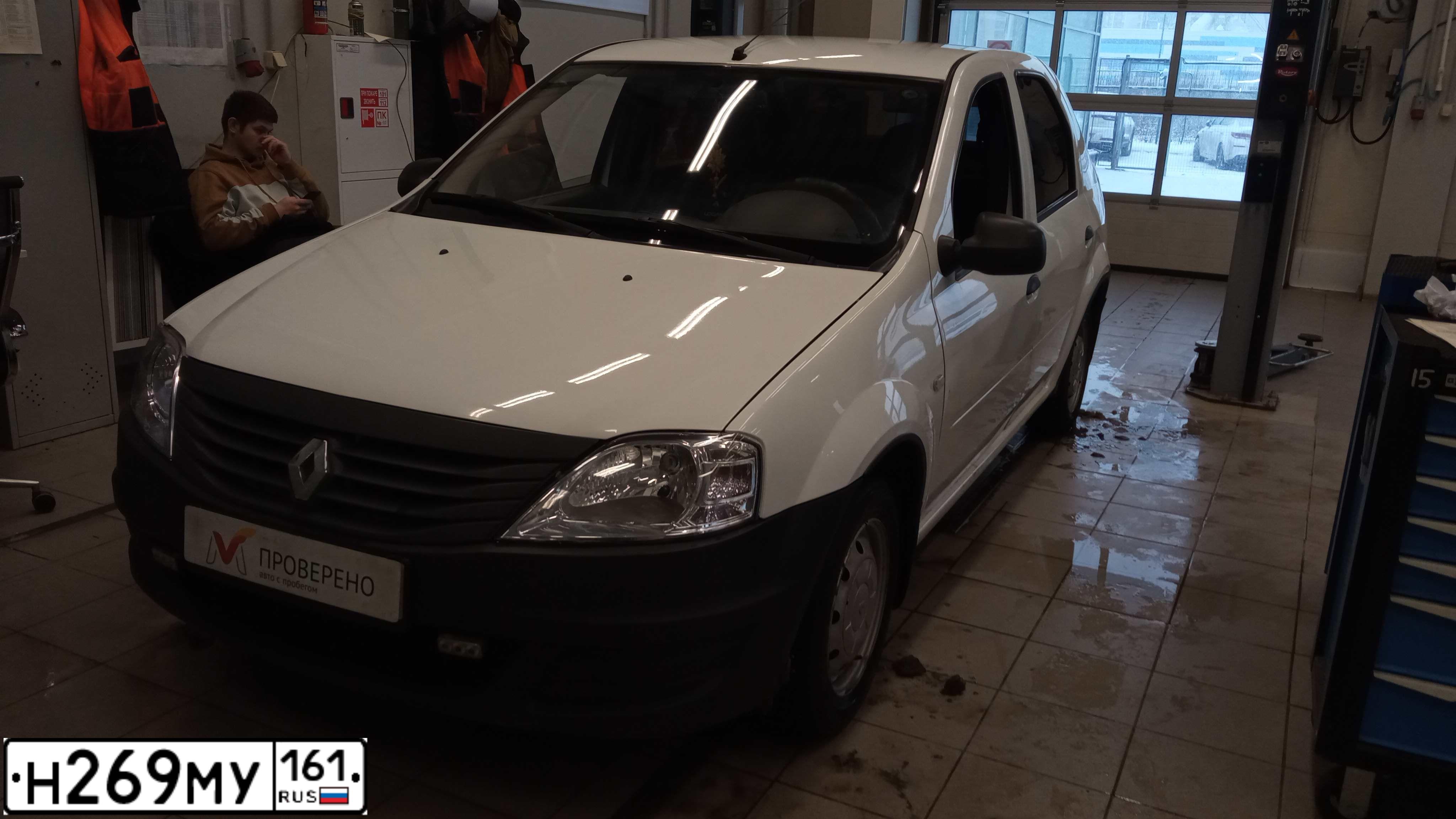 Фото автомобиля RENAULT LOGAN, 2010 — госномер О515МА29. Цвет: Белый