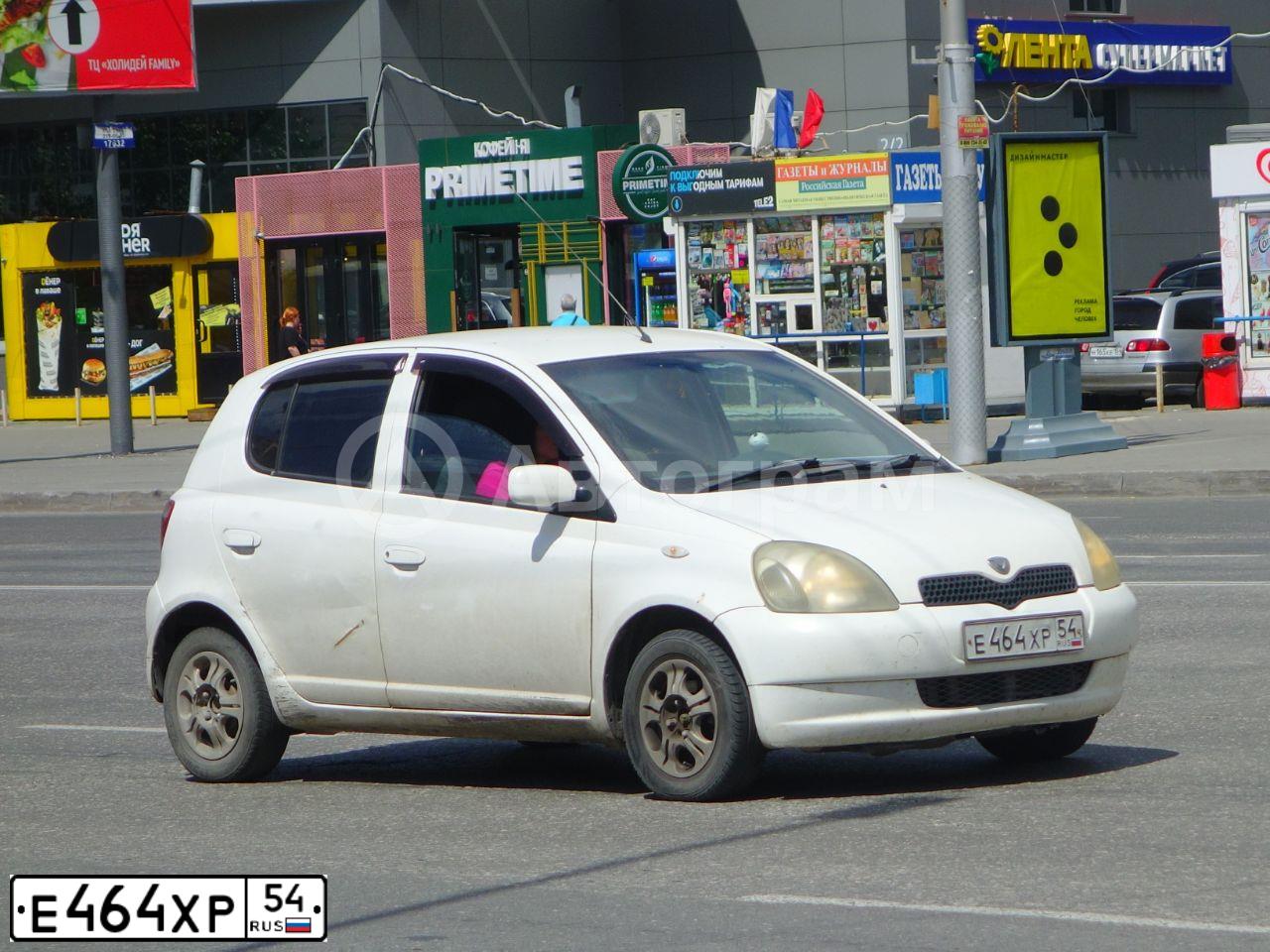 Фото автомобиля TOYOTA VITZ, 2001 — госномер Р595АН154