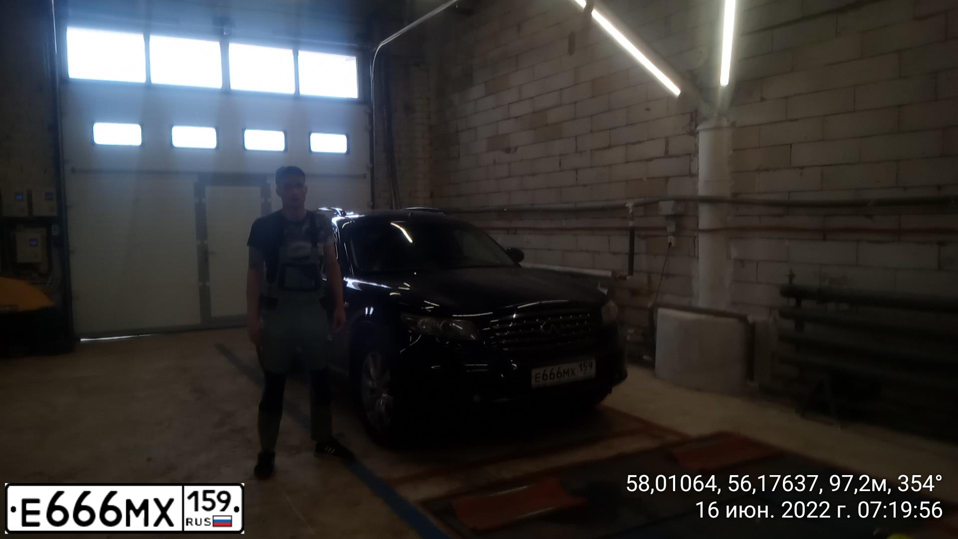 Фото автомобиля INFINITI QX70 /FX/, 2007 — госномер Е666МХ159. Цвет: Темно-синий