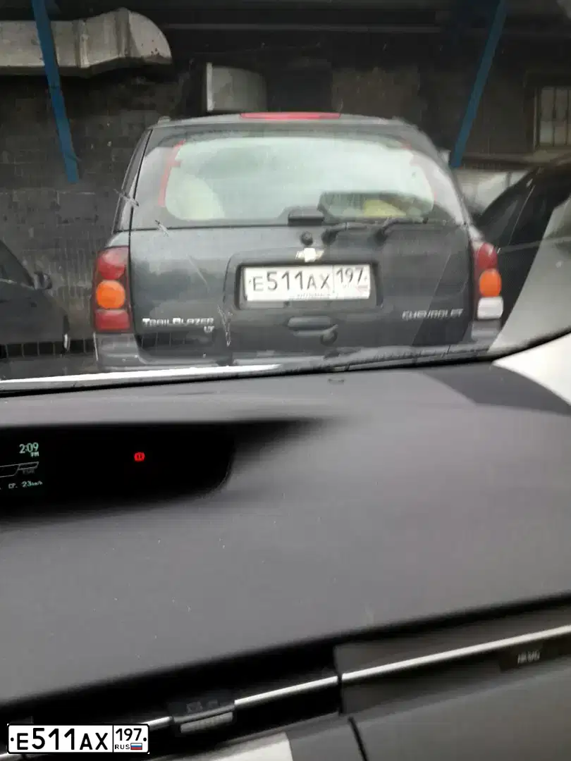Фото автомобиля CHEVROLET TRAILBLAZER, 2005 — госномер Е511АХ197. Цвет: Серый