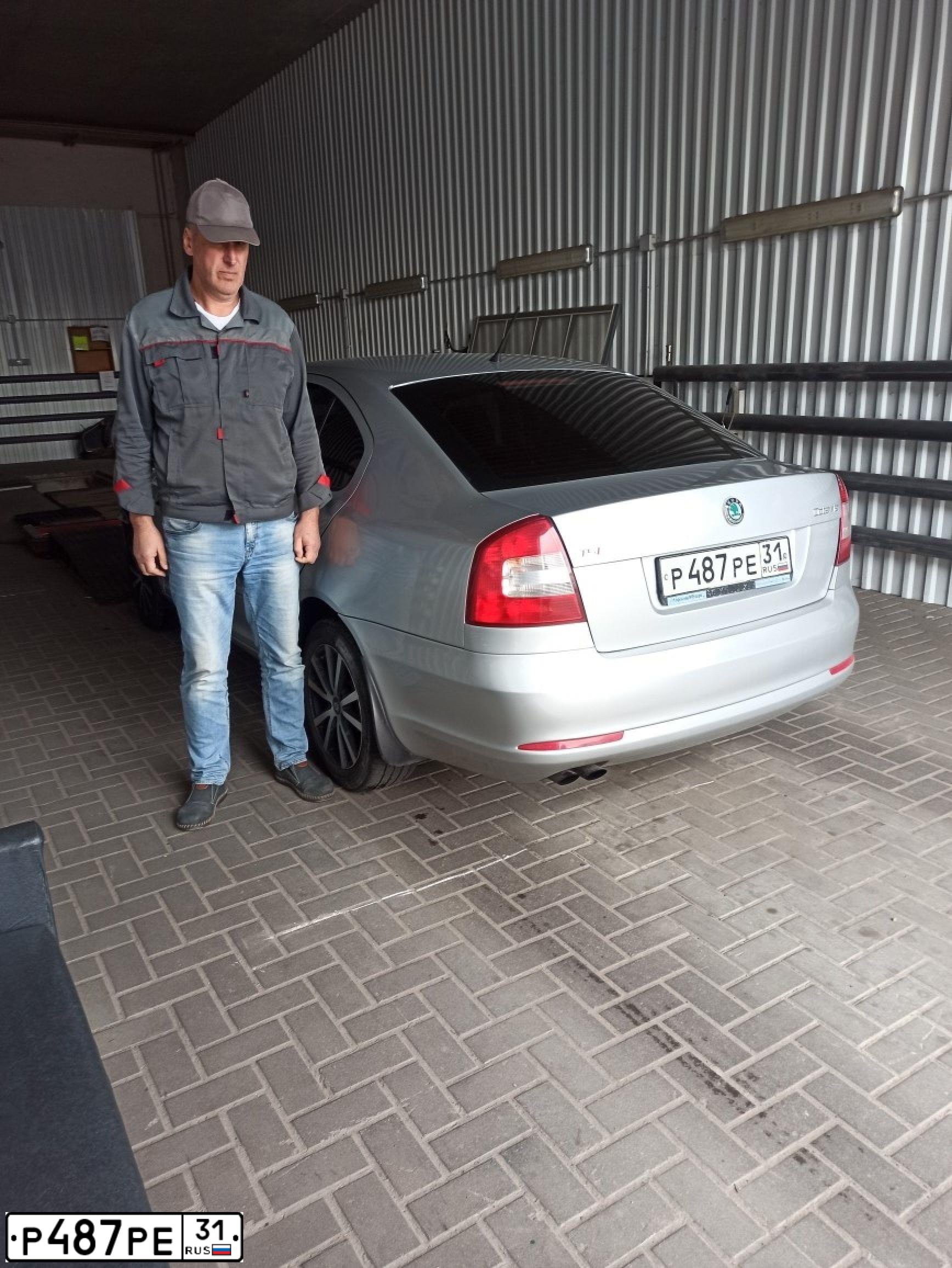 Фото автомобиля SKODA OCTAVIA, 2011 — госномер Х120СА31. Цвет: СЕРЫЙ