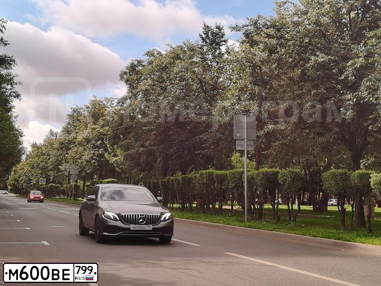 Фото автомобиля MERCEDES-BENZ E200, 2017 — госномер О629СУ18. Цвет: Серый