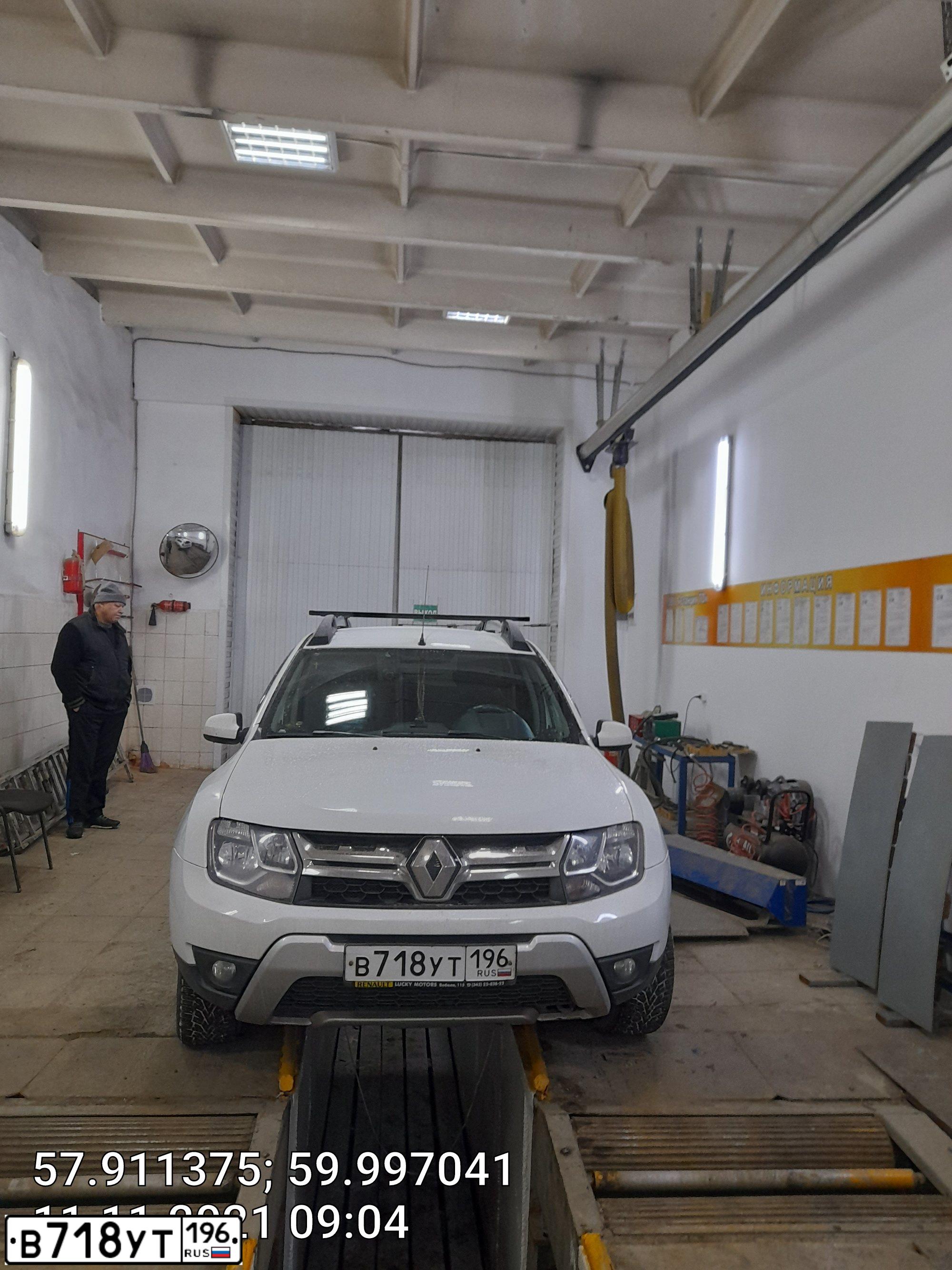 Фото автомобиля RENAULT DUSTER, 2017 — госномер В718УТ196. Цвет: Белый
