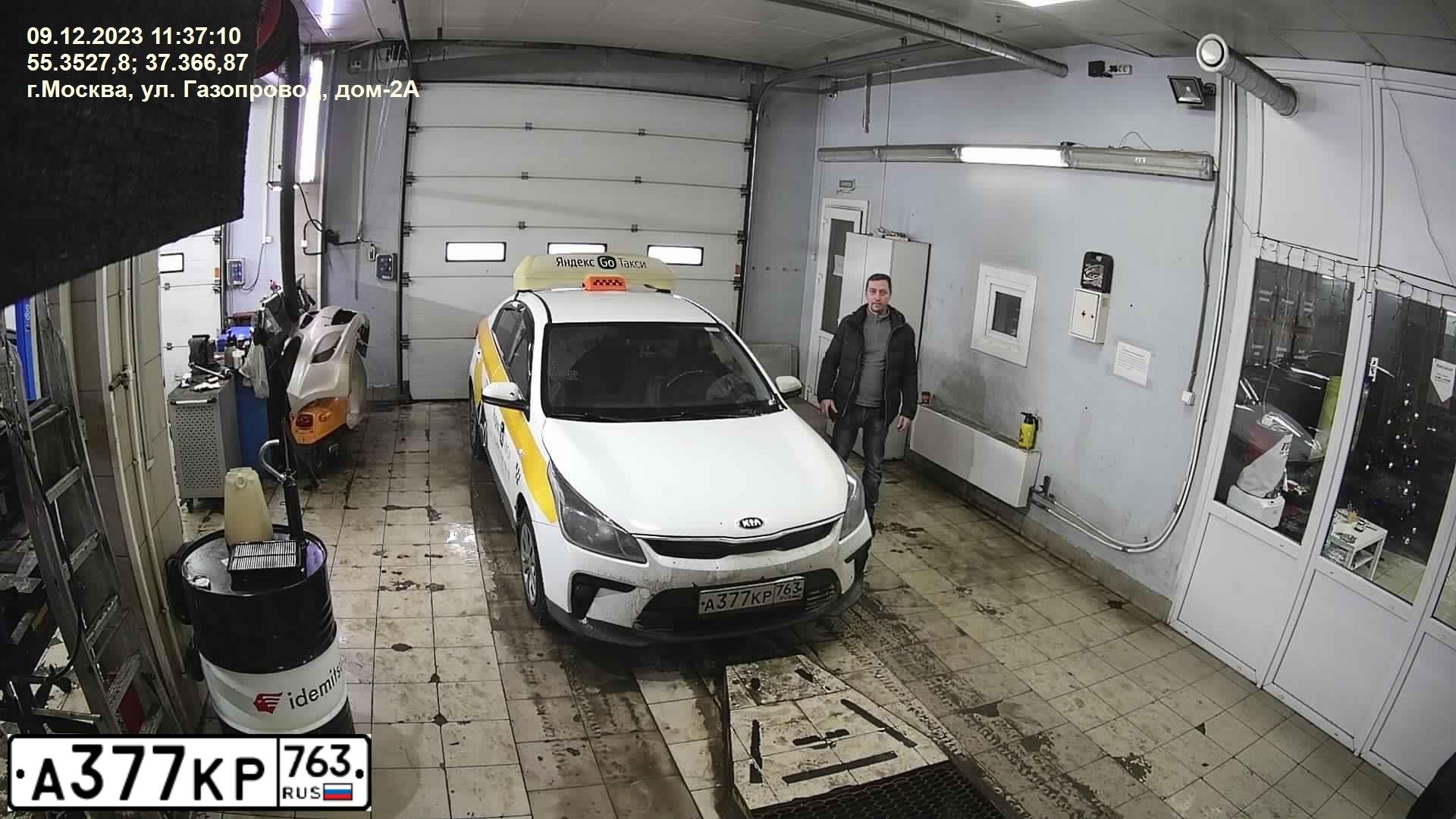Фото автомобиля KIA RIO, 2018 — госномер А377КР763. Цвет: Белый