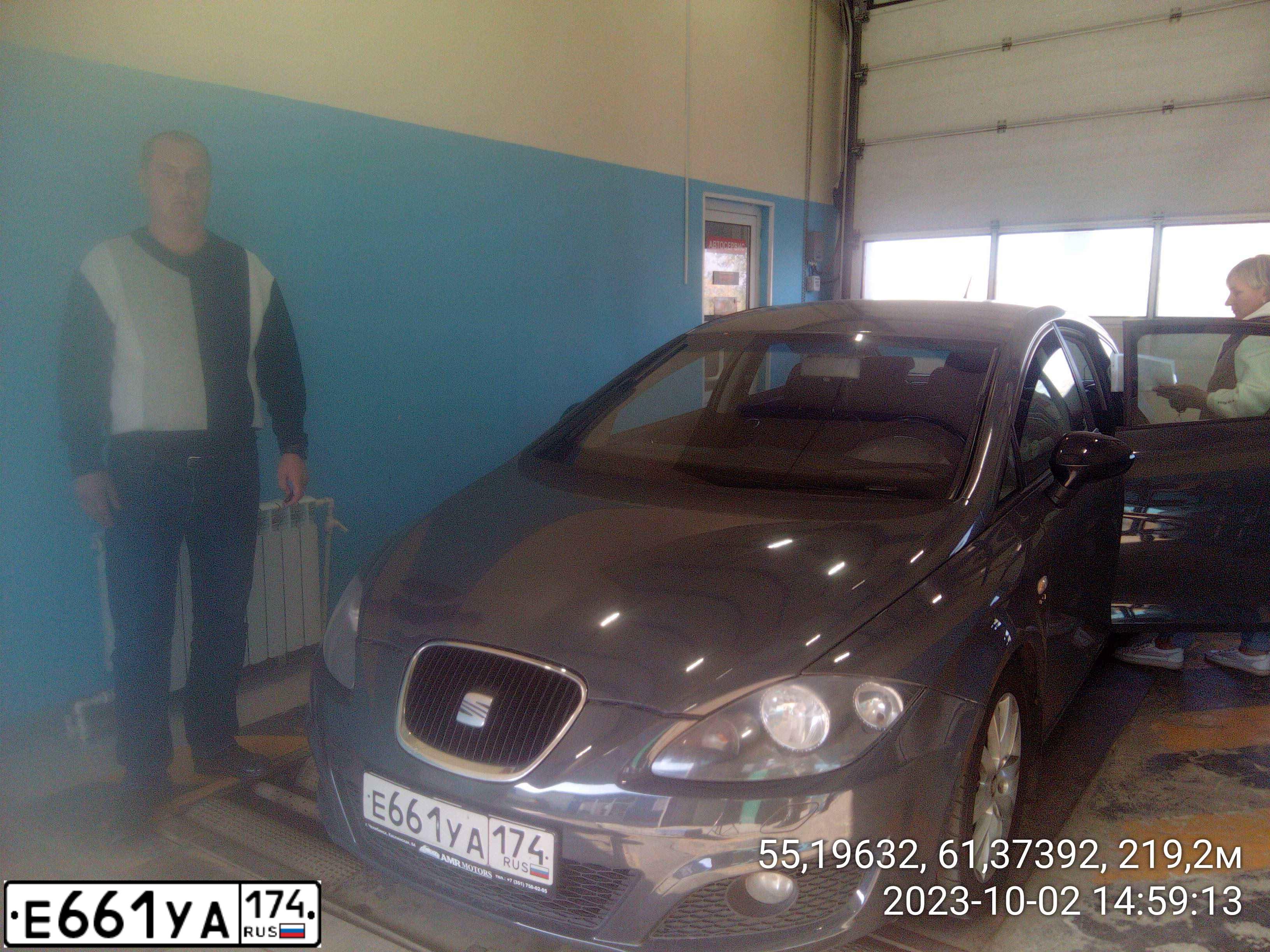Фото автомобиля SEAT LEON, 2010 — госномер Е661УА174. Цвет: СЕРЫЙ