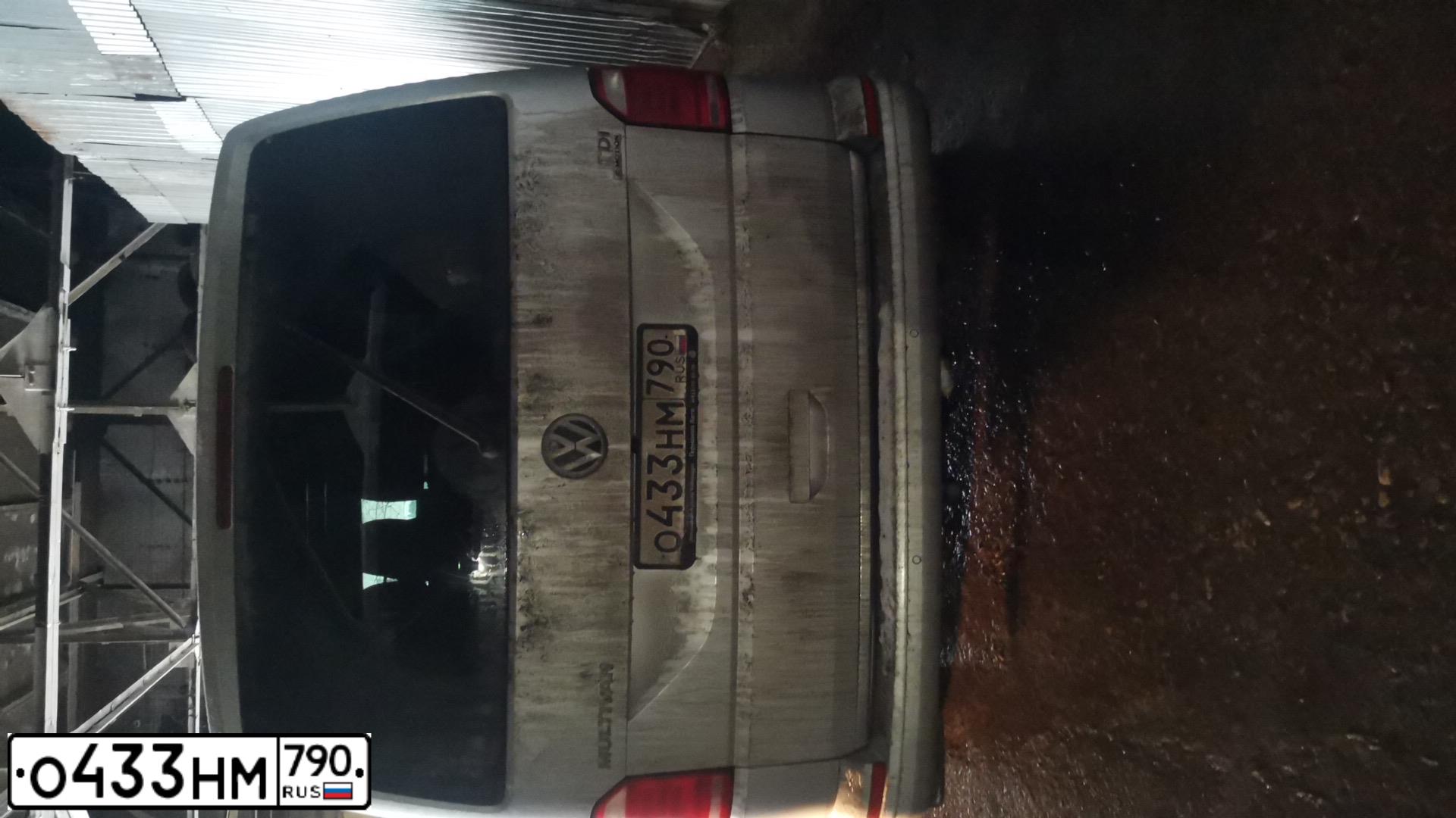 Фото автомобиля VOLKSWAGEN MULTIVAN, 2017 — госномер О064КК799. Цвет: Серебристый