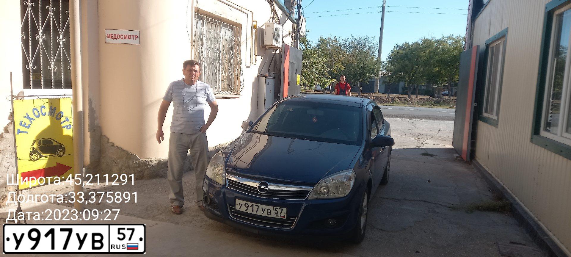 Фото автомобиля OPEL ASTRA, 2008 — госномер Н210МР82. Цвет: синий