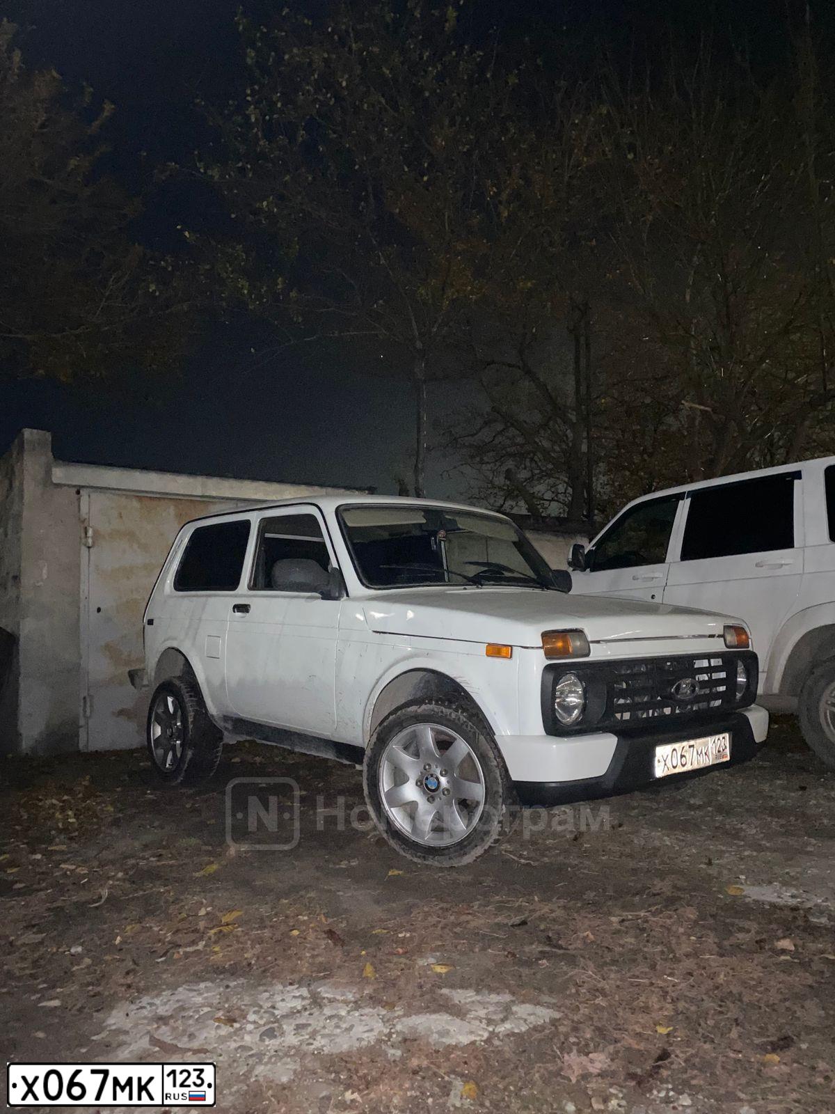 Фото автомобиля LADA 2121 NIVA, 2002 — госномер Х067МК123. Цвет: ЯРКО-БЕЛЫЙ