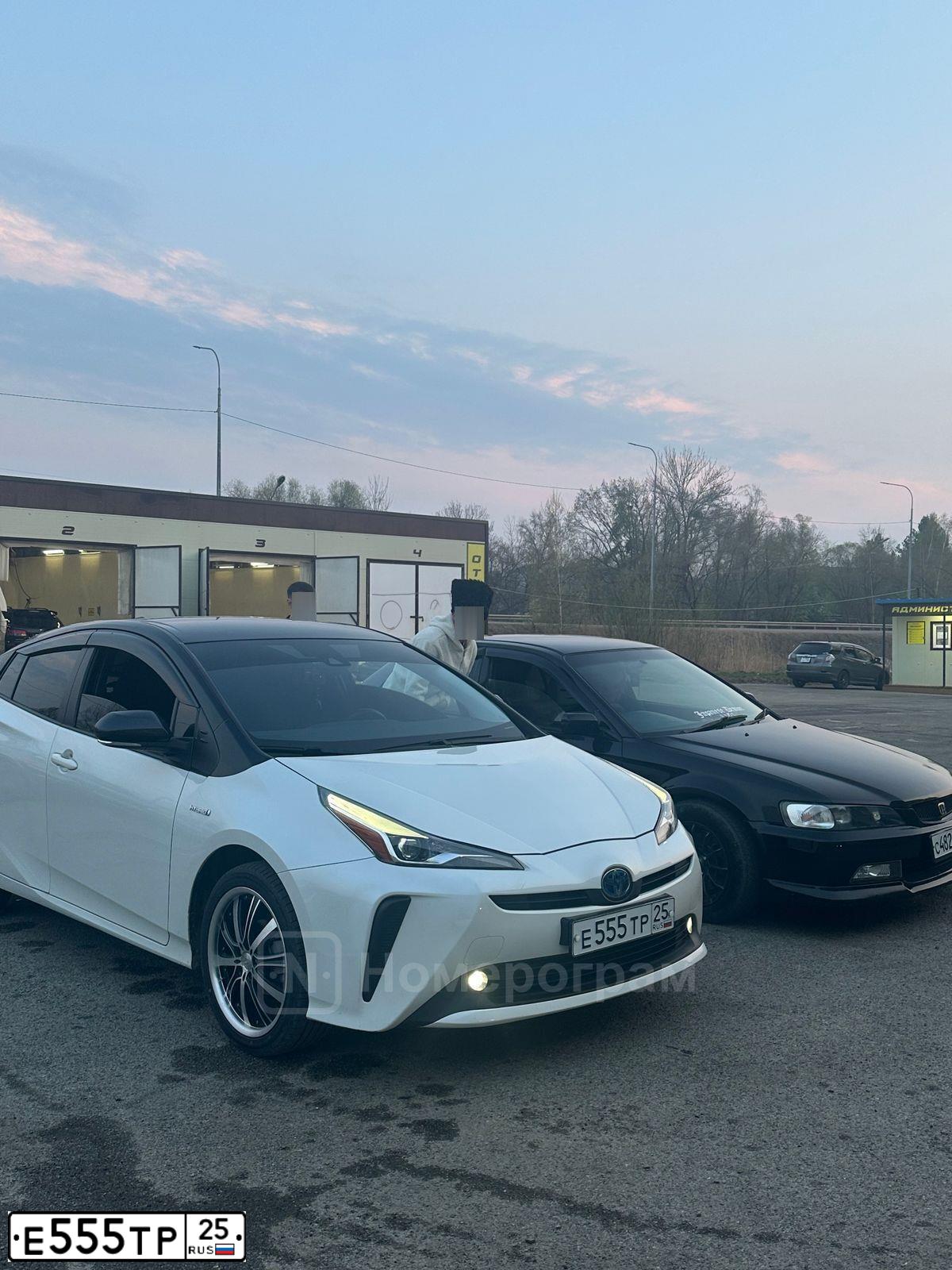 Фото автомобиля TOYOTA PRIUS, 2020 — госномер О670СВ27. Цвет: Белый