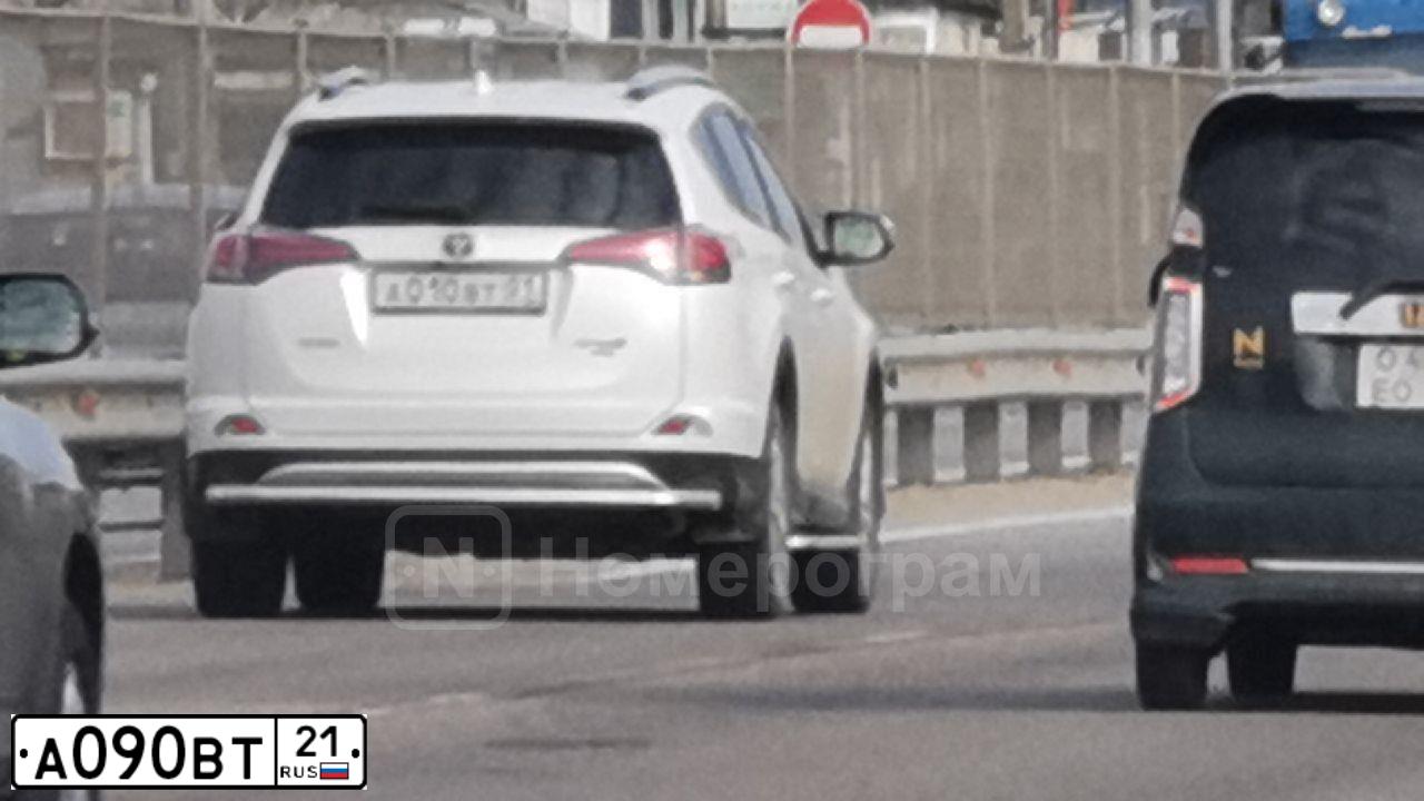 Фото автомобиля VOLKSWAGEN TIGUAN, 2013 — госномер М635ТМ21. Цвет: Серебристый