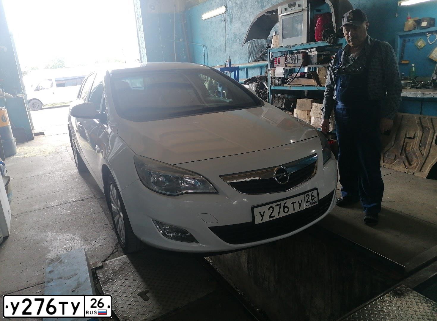 Фото автомобиля OPEL ASTRA, 2012 — госномер У276ТУ26. Цвет: Белый