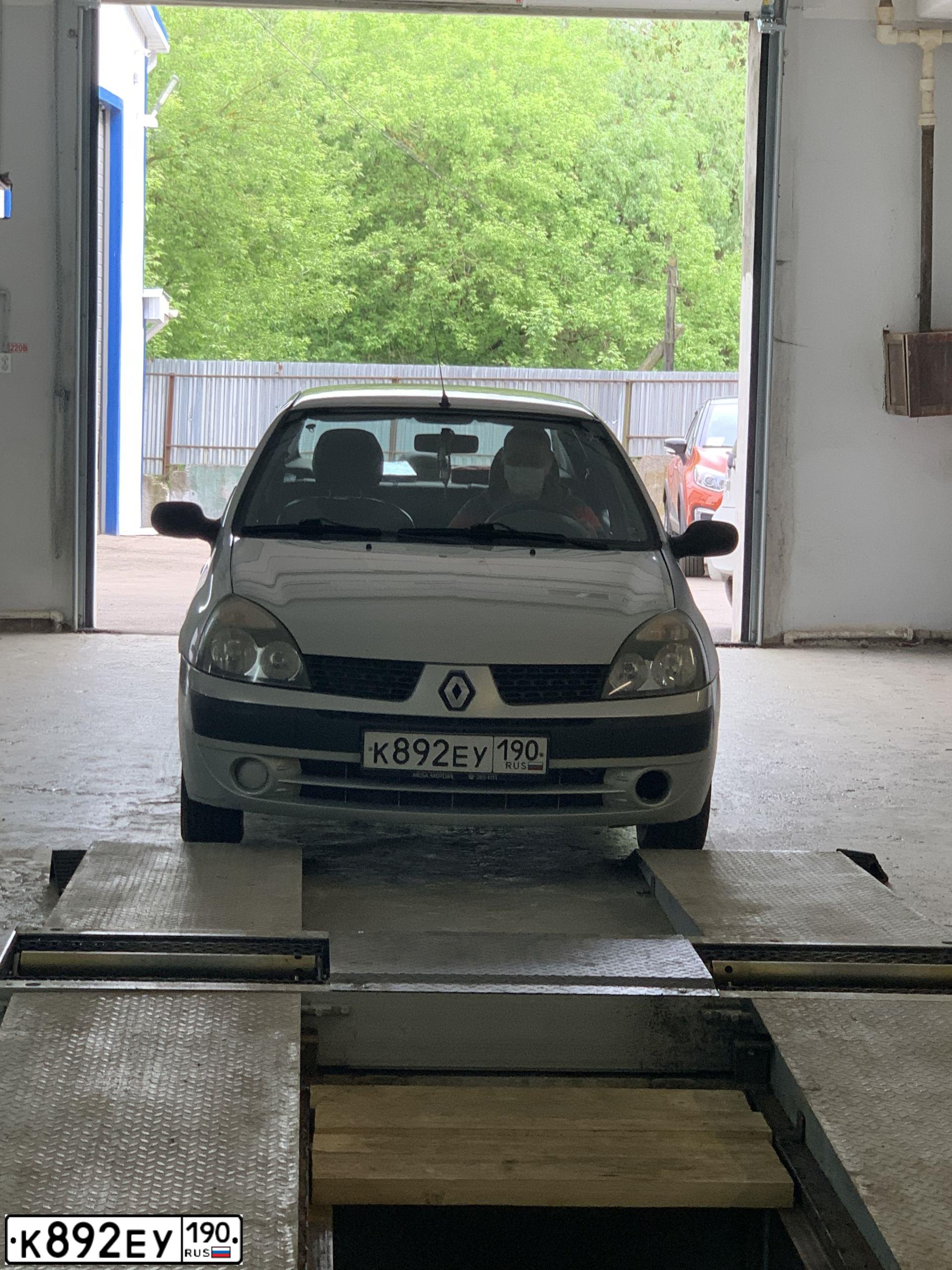 Фото автомобиля RENAULT SYMBOL, 2004 — госномер К892ЕУ190. Цвет: СИНИЙ СВЕТЛЫЙ