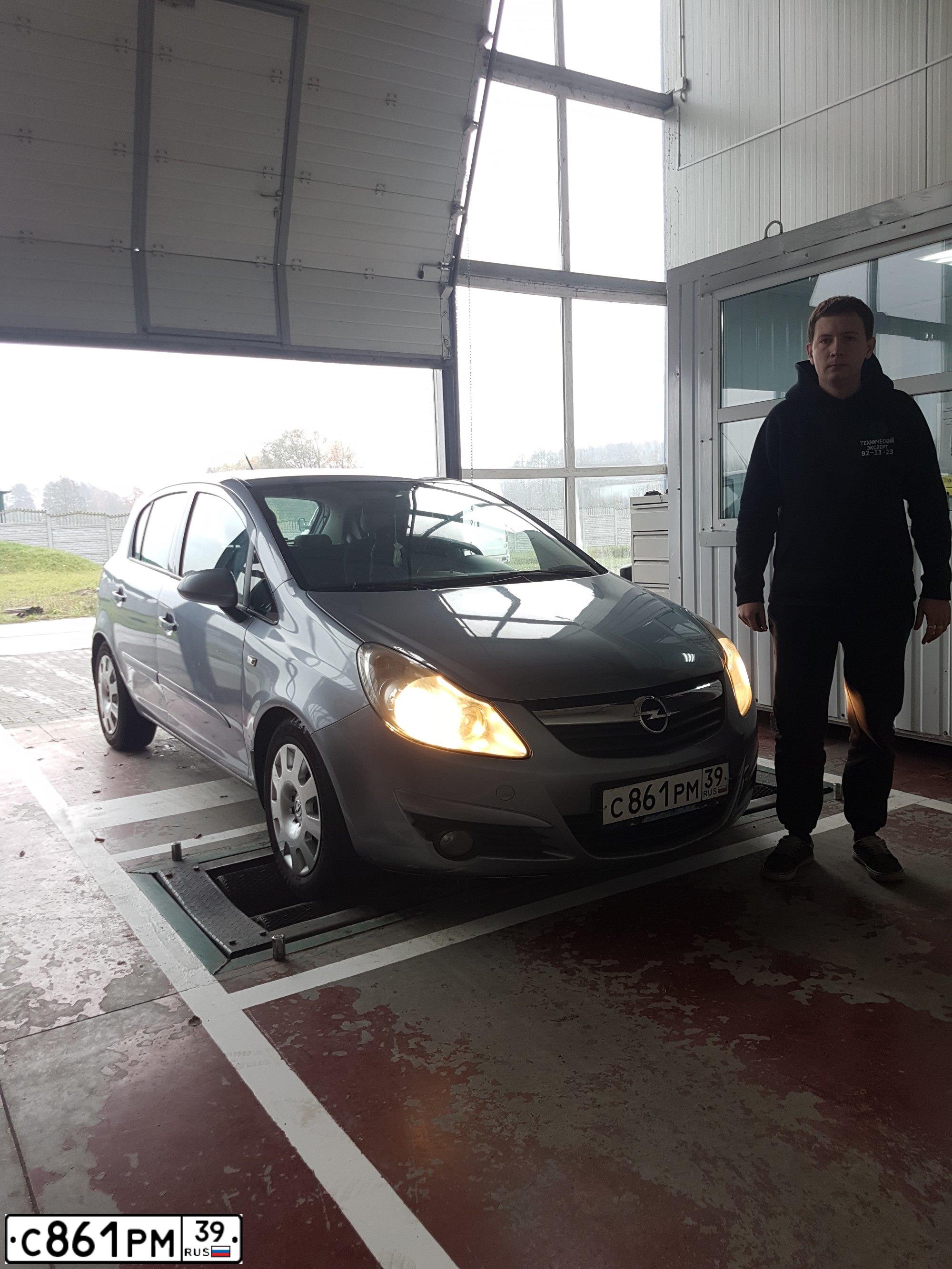 Фото автомобиля OPEL CORSA, 2007 — госномер С861РМ39. Цвет: СЕРЫЙ