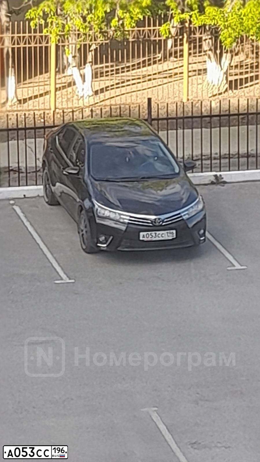 Фото автомобиля TOYOTA COROLLA, 2013 — госномер А053СС196. Цвет: ЧЕРНЫЙ