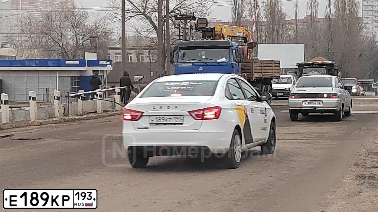 Фото автомобиля VOLKSWAGEN TOUAREG, 2012 — госномер Е189КР193. Цвет: ЧЕРНЫЙ