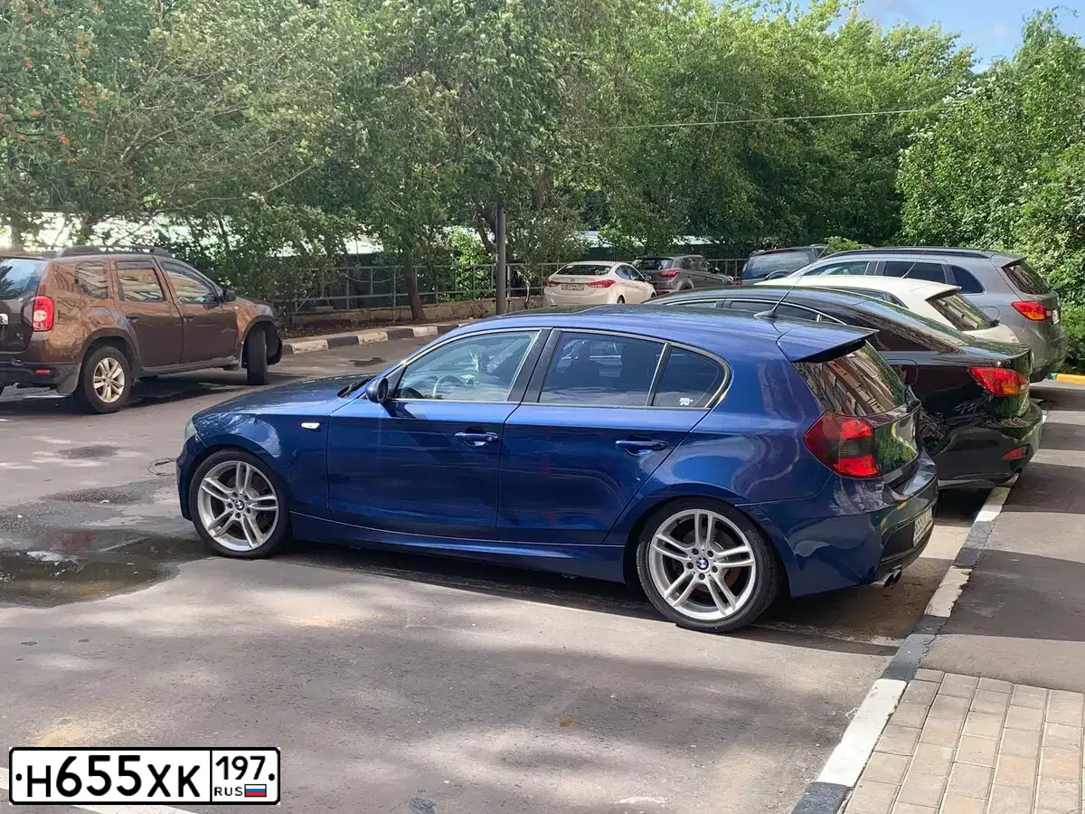 Фото автомобиля BMW SERIE 1, 2006 — госномер Р130СУ797. Цвет: синий