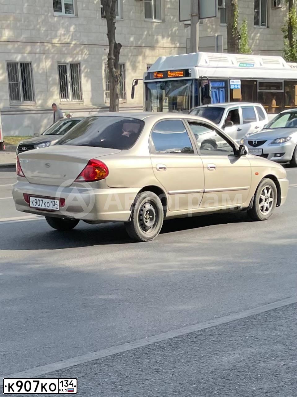 Фото автомобиля KIA SPECTRA, 2007 — госномер К907КО134. Цвет: Золотисто-бежевый
