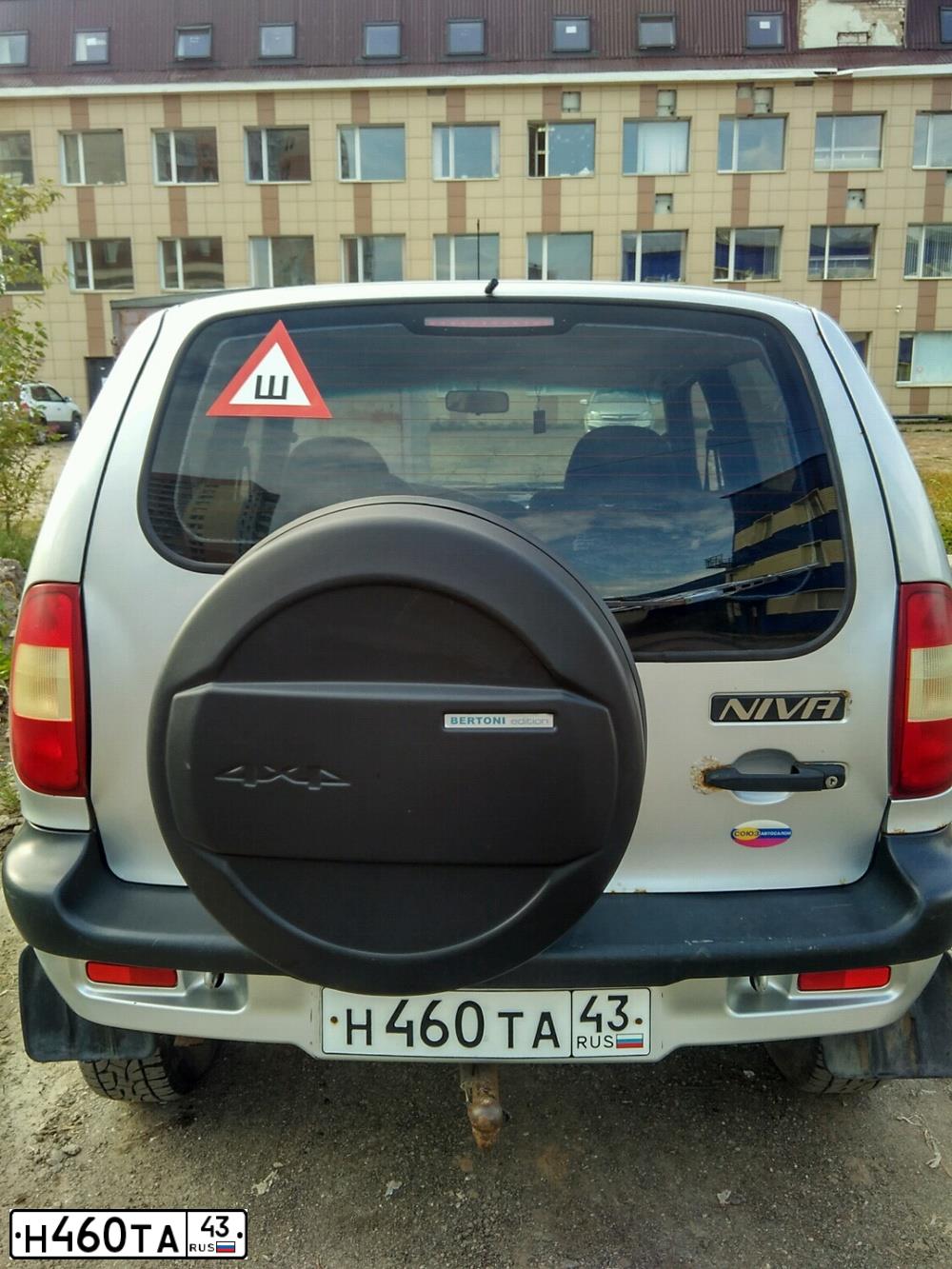 Фото автомобиля CHEVROLET NIVA, 2004 — госномер Т153РК43. Цвет: Светло-Серебристый металлик