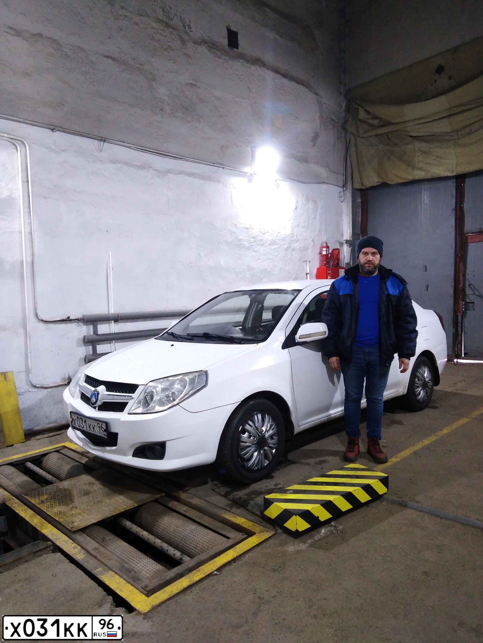 Фото автомобиля GEELY MK, 2012 — госномер Е929ВУ774. Цвет: Белый
