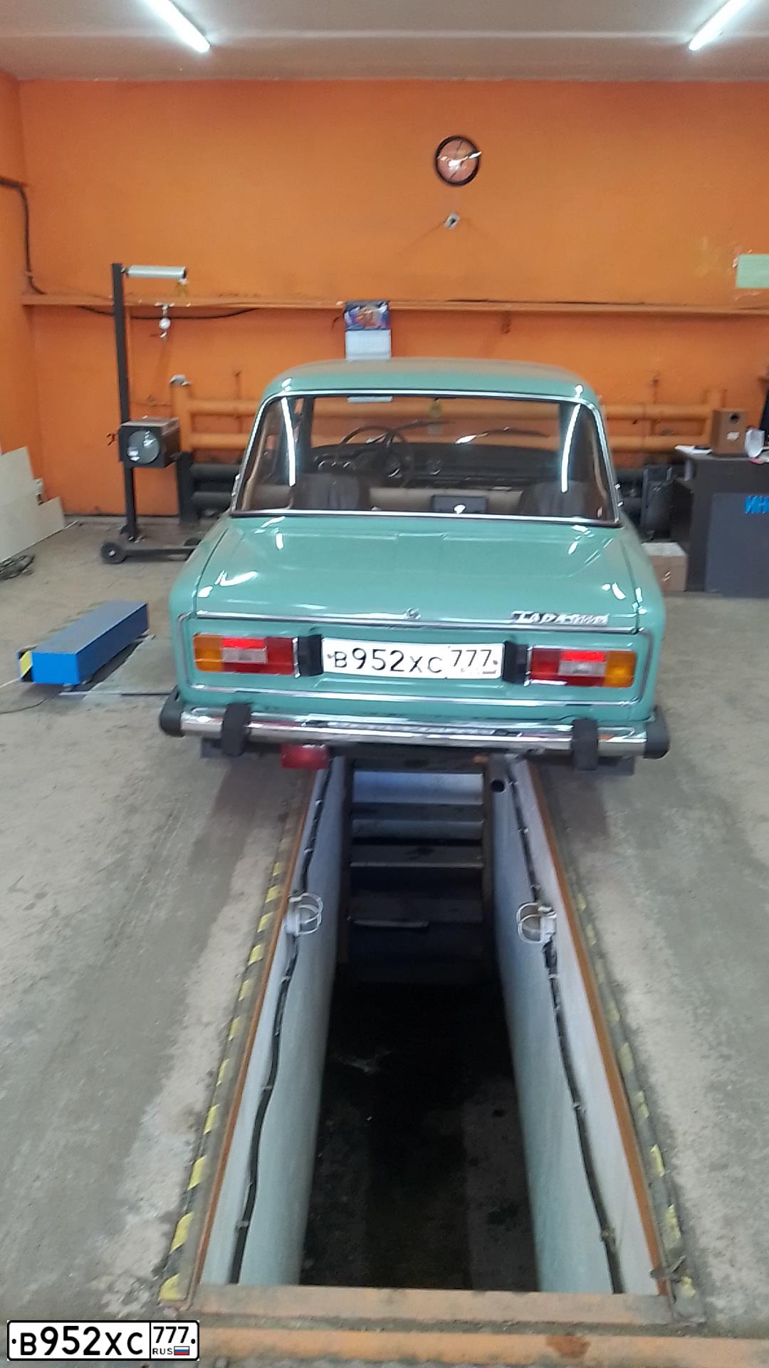Фото автомобиля LADA 2106, 1989 — госномер В952ХС777. Цвет: СВЕТЛО-ЗЕЛЕНЫЙ