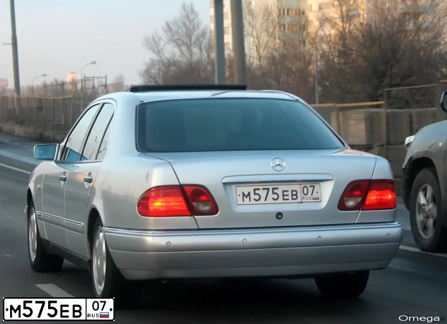 Фото автомобиля MERCEDES E-KLASSE, 1997 — госномер М575ЕВ07. Цвет: Серебристый