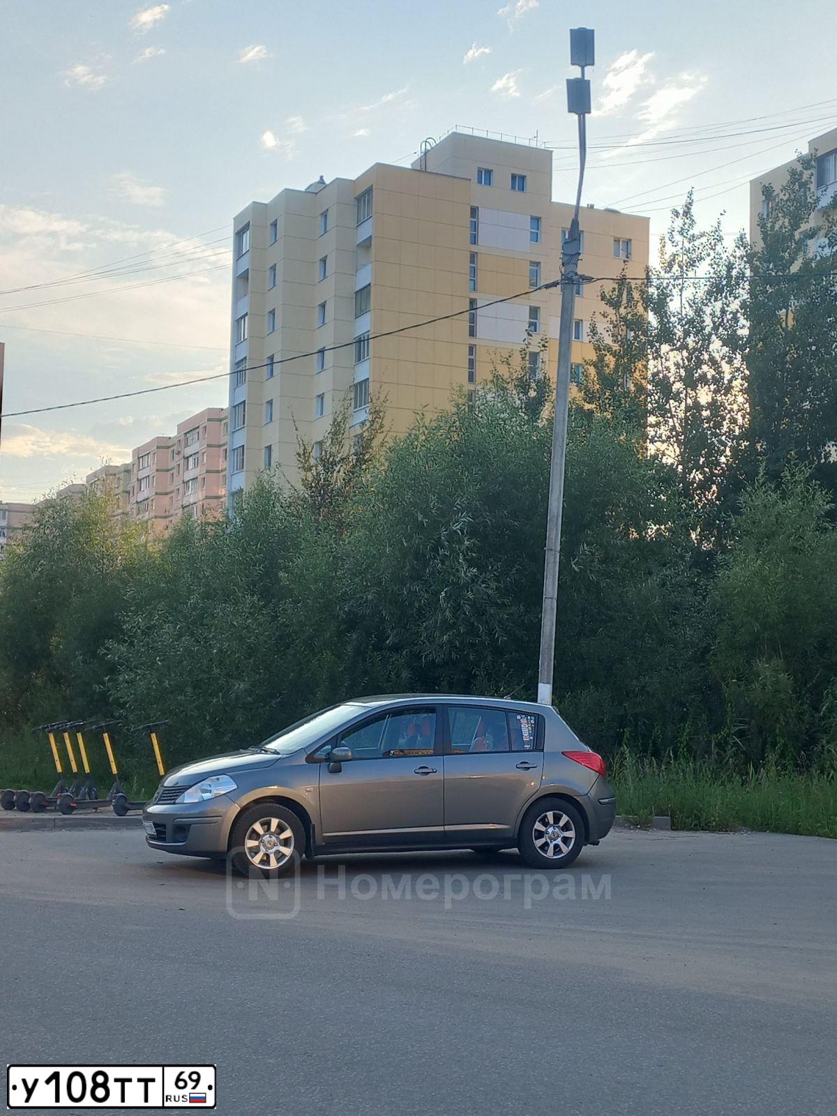 Фото автомобиля NISSAN TIIDA, 2007 — госномер У108ТТ69. Цвет: СЕРЫЙ