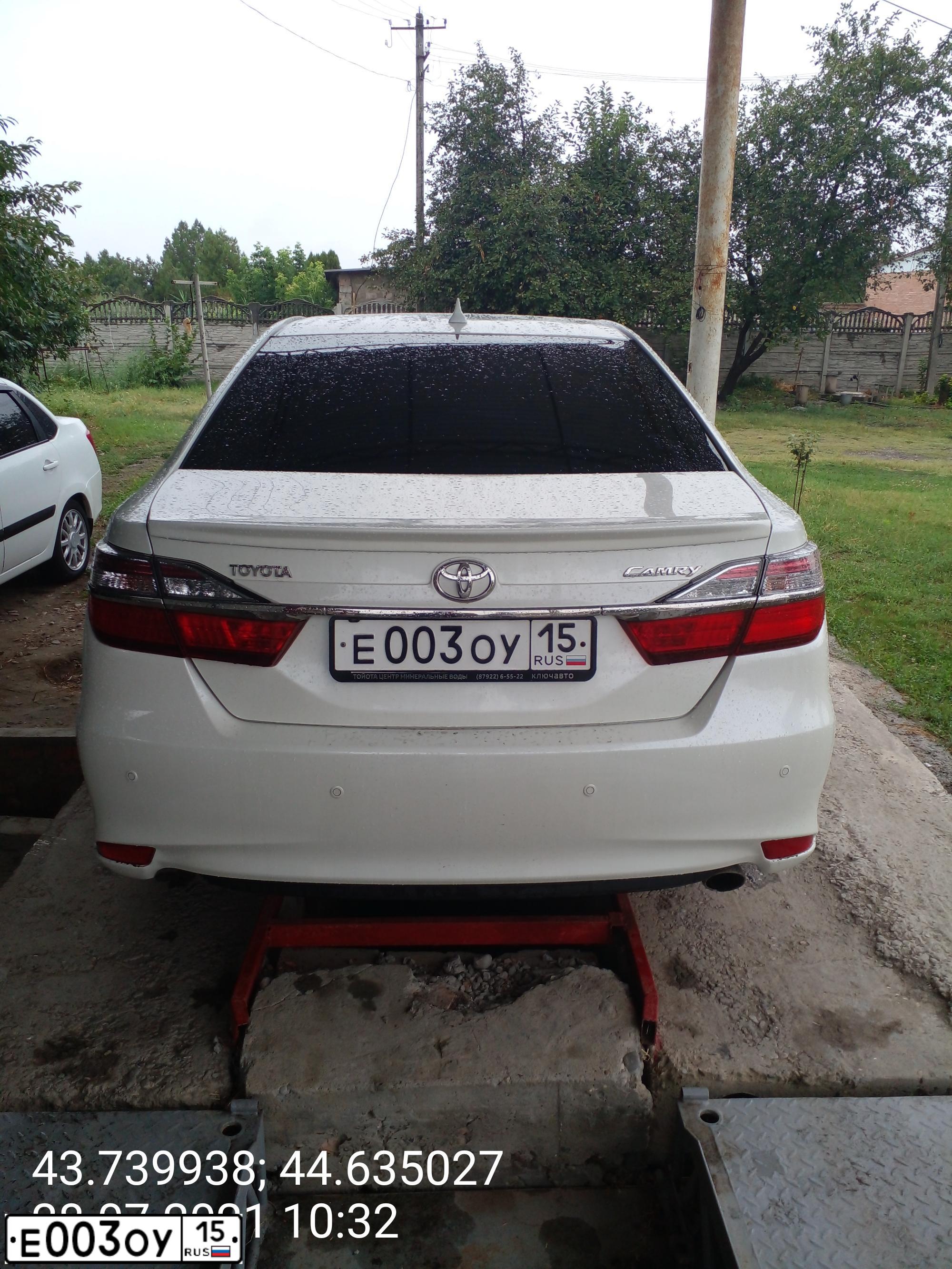 Фото автомобиля TOYOTA CAMRY, 2015 — госномер Е003ОУ15. Цвет: БЕЛЫЙ ПЕРЛАМУТР