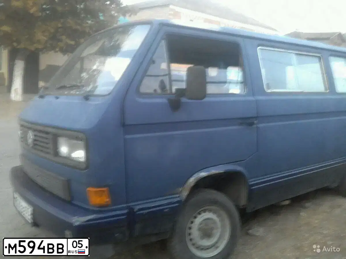 Фото автомобиля VOLKSWAGEN TRANSPORTER, 1988 — госномер А611УЕ64. Цвет: Темно-синий