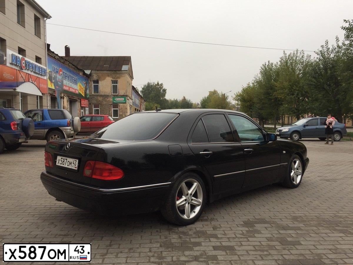 Фото автомобиля MERCEDES E-KLASSE, 1999 — госномер Р518ЕВ11. Цвет: ЧЕРНЫЙ