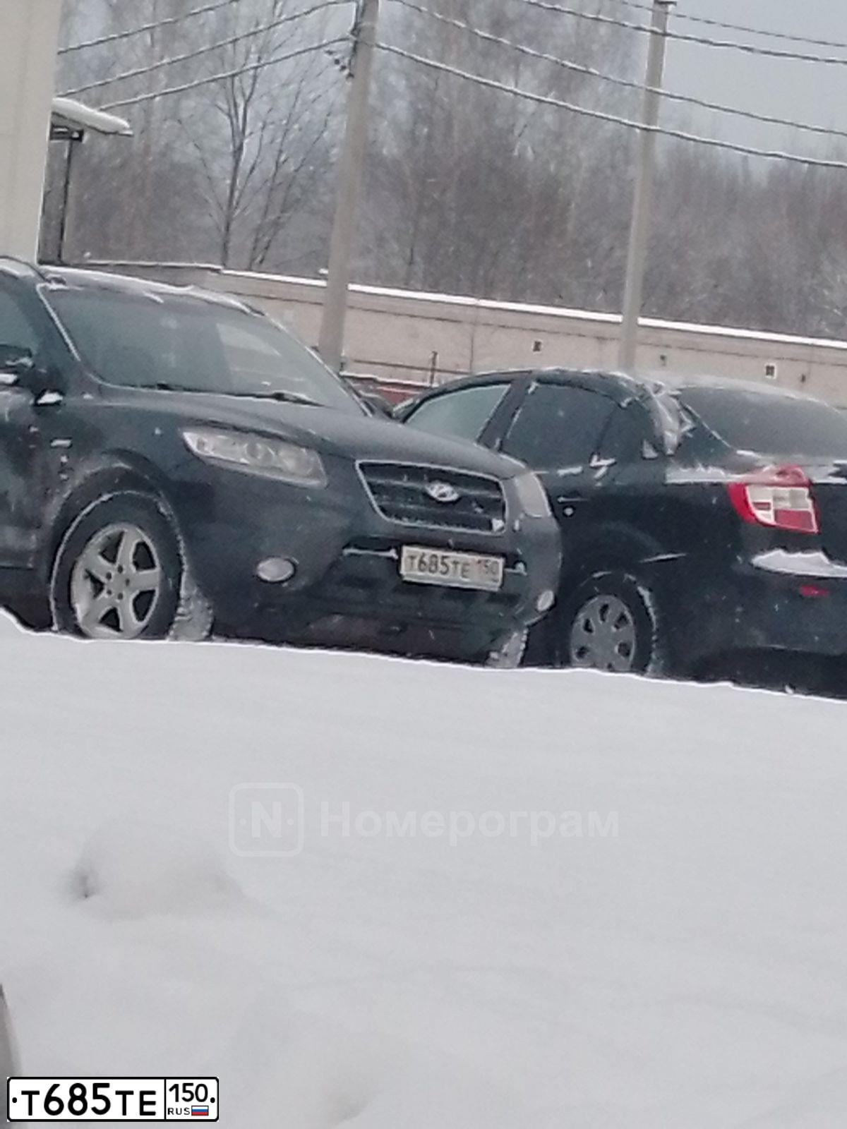 Фото автомобиля HYUNDAI SANTA FE, 2008 — госномер Т685ТЕ150. Цвет: ЧЕРНЫЙ