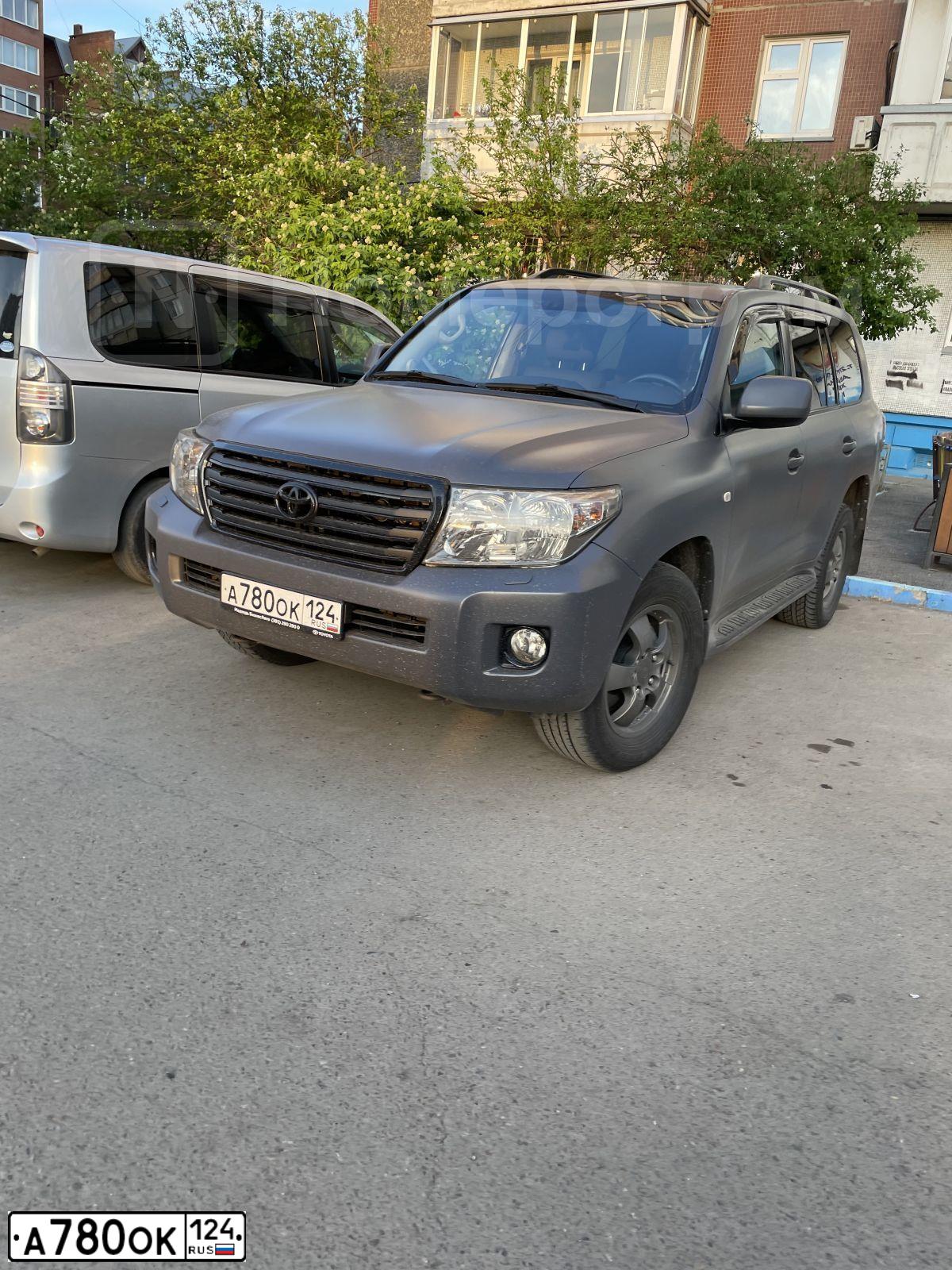Фото автомобиля TOYOTA LANDCRUISER 200, 2009 — госномер С002СА24. Цвет: ЧЕРНЫЙ