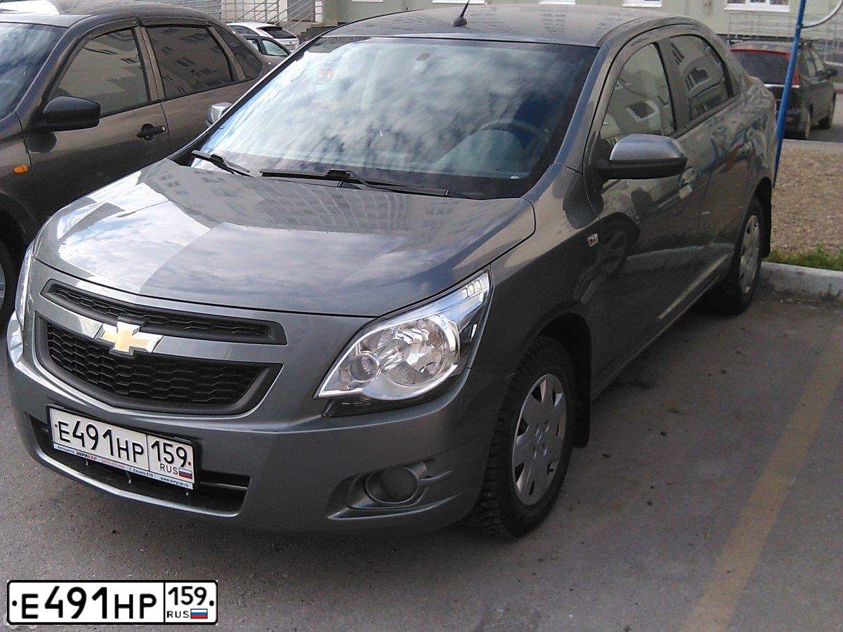 Фото автомобиля CHEVROLET COBALT, 2013 — госномер Р394НВ159. Цвет: СЕРЫЙ