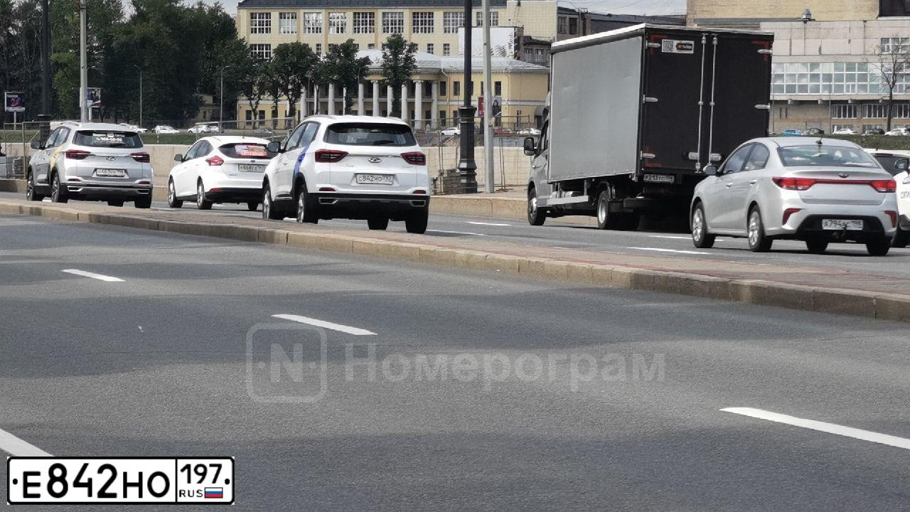 Фото автомобиля HYUNDAI SOLARIS, 2011 — госномер Е842НО197. Цвет: ФИОЛЕТОВЫЙ