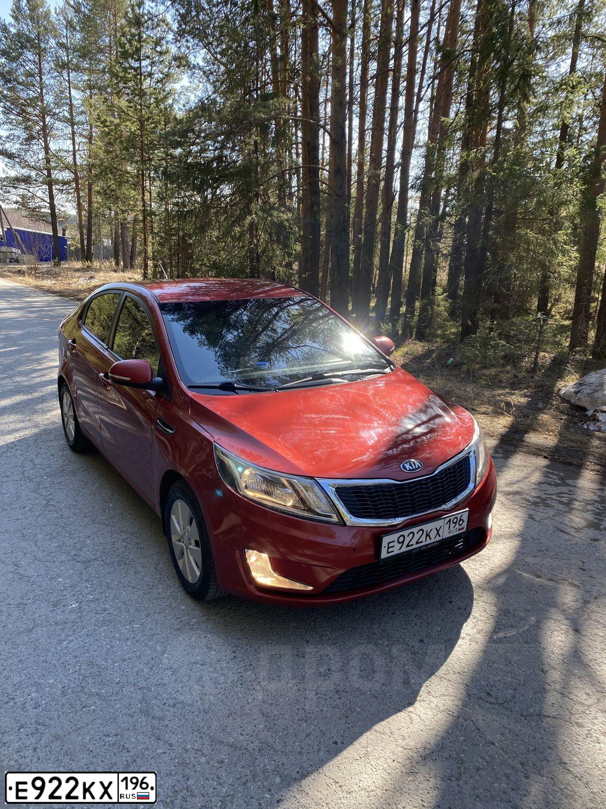 Фото автомобиля KIA RIO, 2013 — госномер Н009СТ196. Цвет: Красный