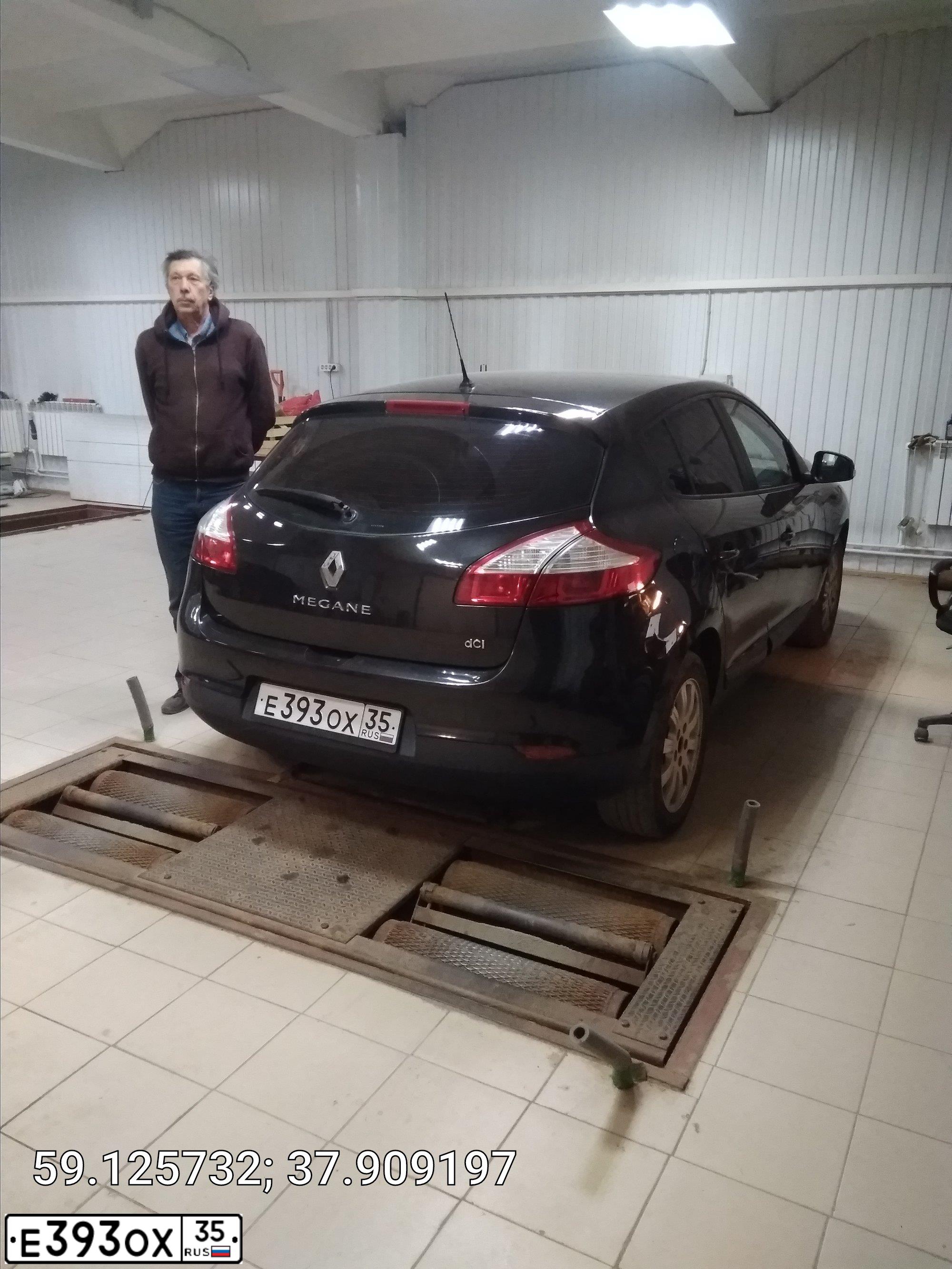 Фото автомобиля RENAULT MEGANE, 2010 — госномер М418СС35. Цвет: ЧЕРНЫЙ