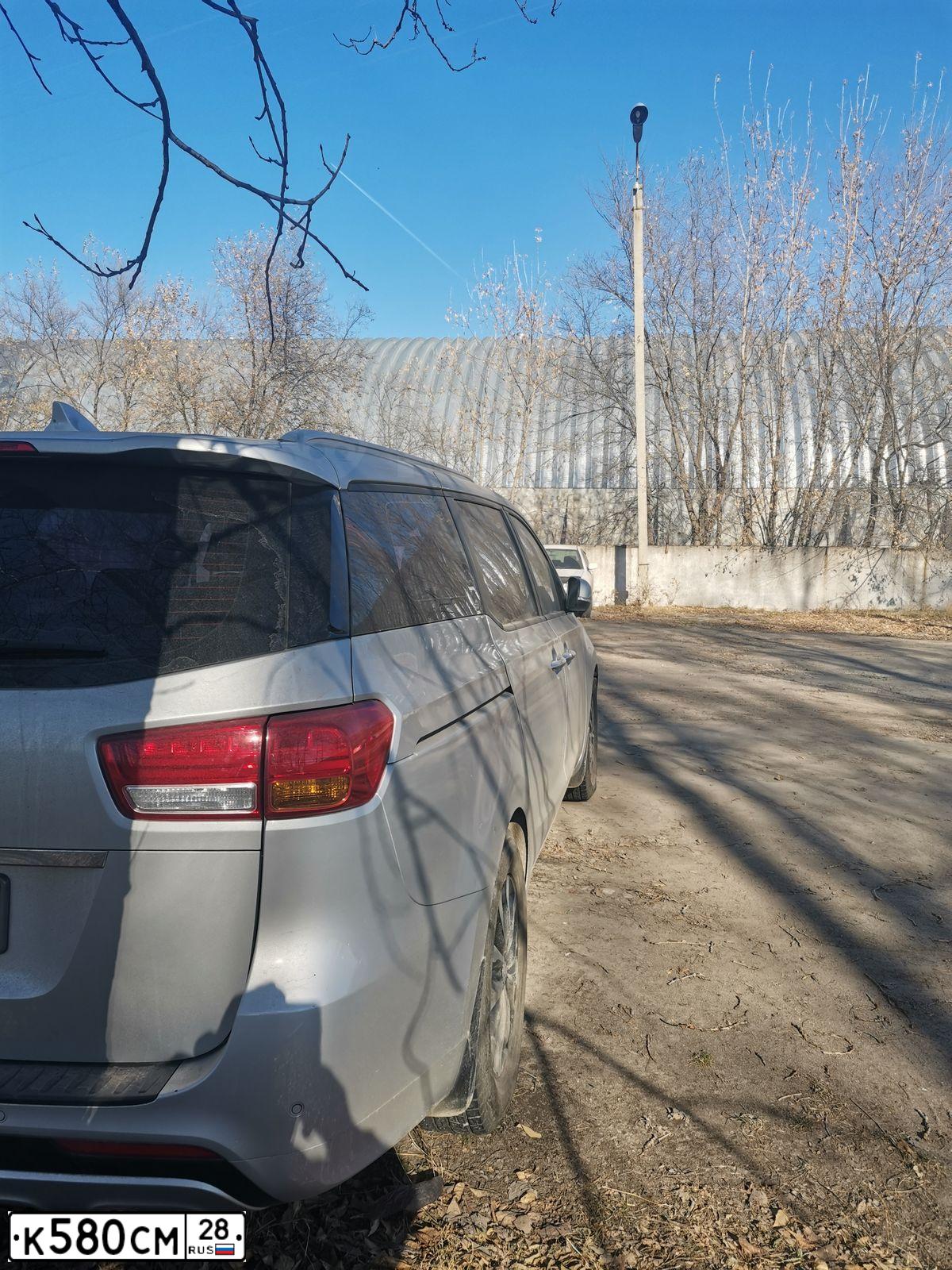 Фото автомобиля KIA CARNIVAL, 2017 — госномер К580СМ28. Цвет: СЕРЫЙ