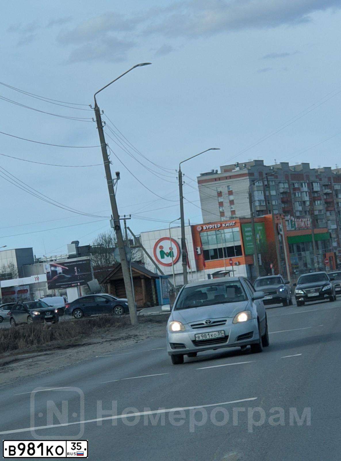 Фото автомобиля TOYOTA COROLLA, 2004 — госномер В981КО35. Цвет: СВЕТЛО-ГОЛУБОЙ