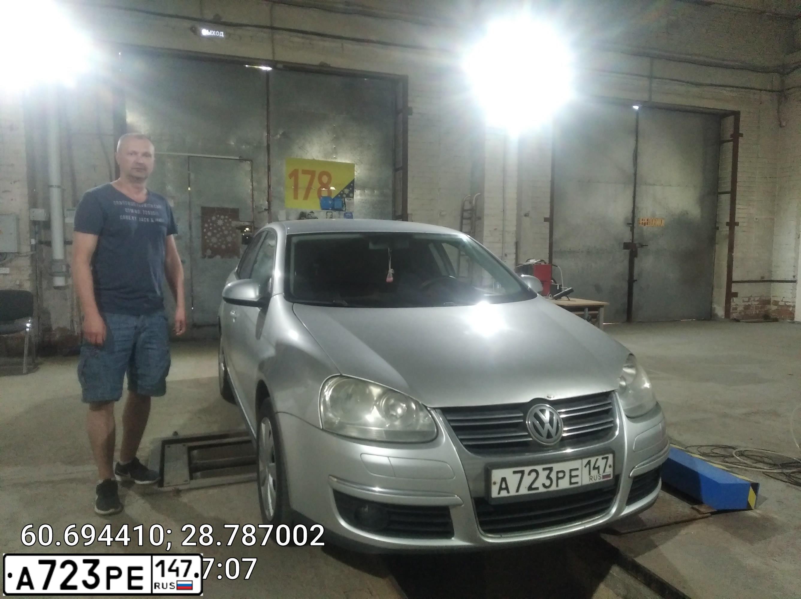 Фото автомобиля VOLKSWAGEN JETTA, 2008 — госномер М511РУ67. Цвет: Серебристый