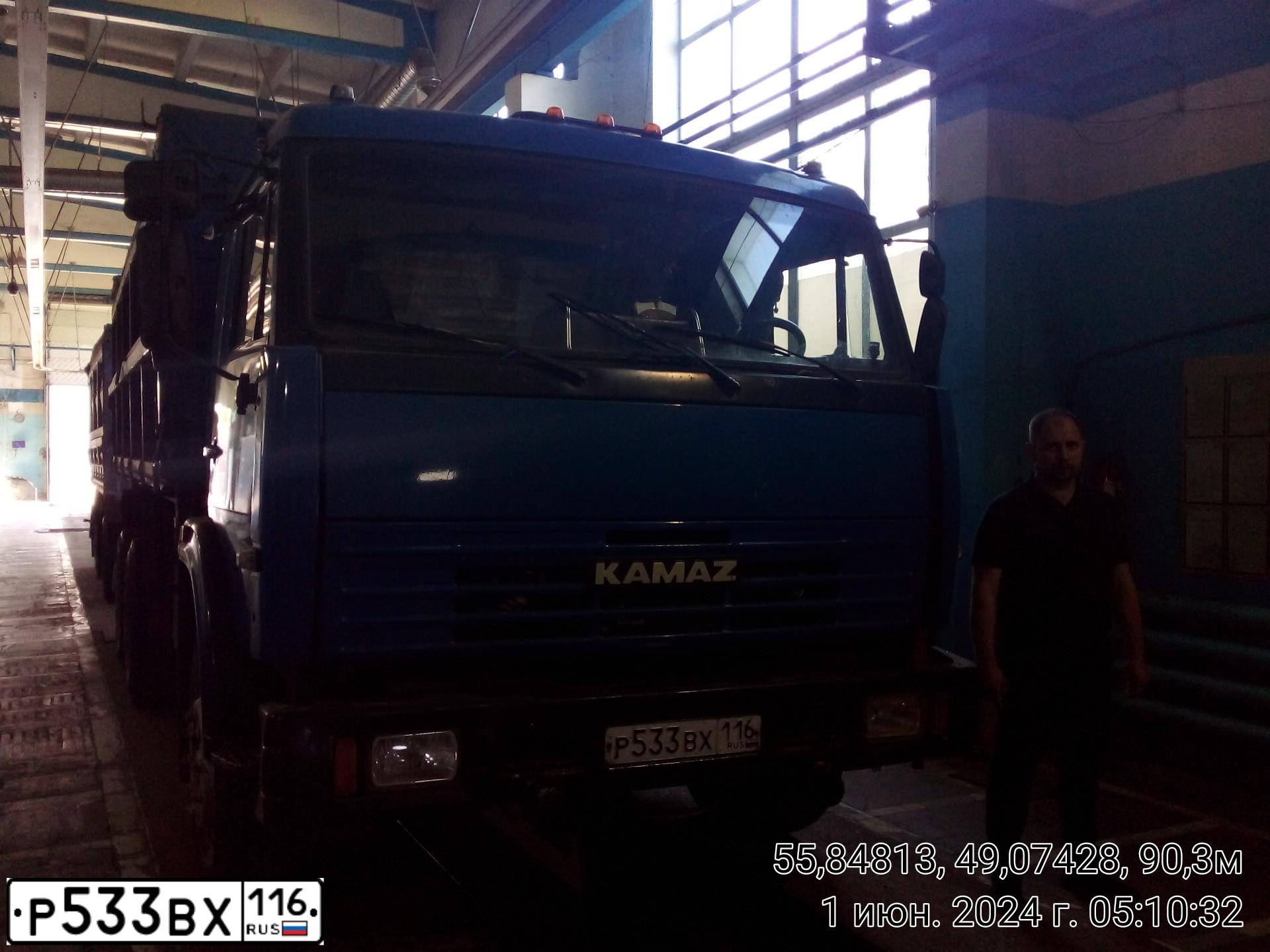 Фото автомобиля KAMAZ 53215 /6X4/, 2010 — госномер Р533ВХ116. Цвет: МЕДЕО