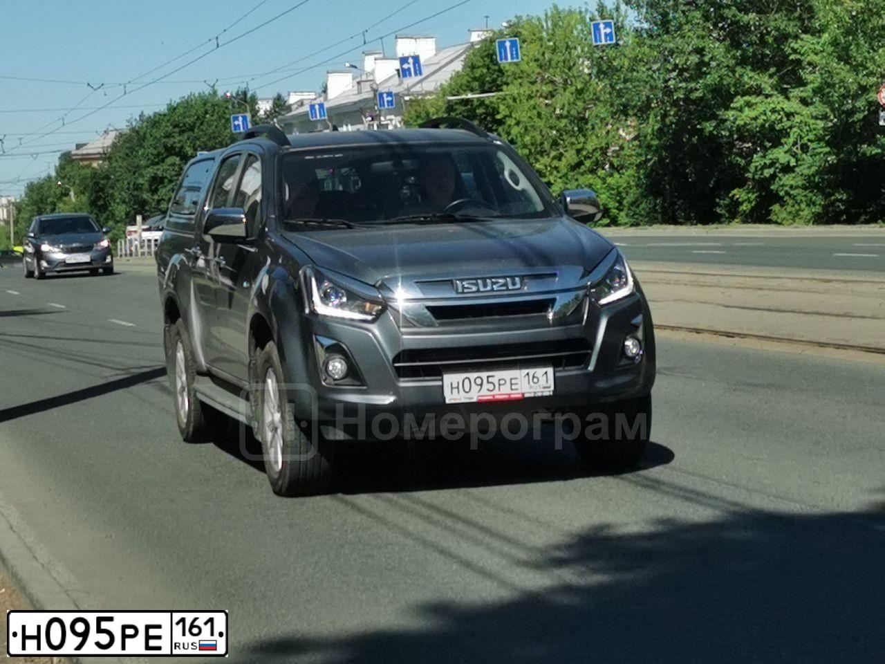 Фото автомобиля NISSAN JUKE, 2013 — госномер Н095РЕ161. Цвет: Белый